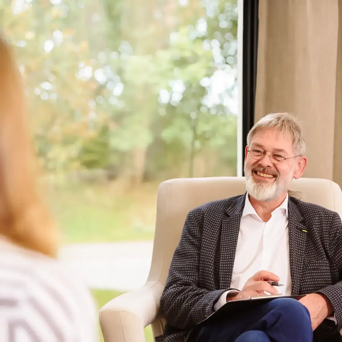 Dr. med. Eberhard Böhme, Chefarzt, Ärztlicher Direktor, im Patientengespräch