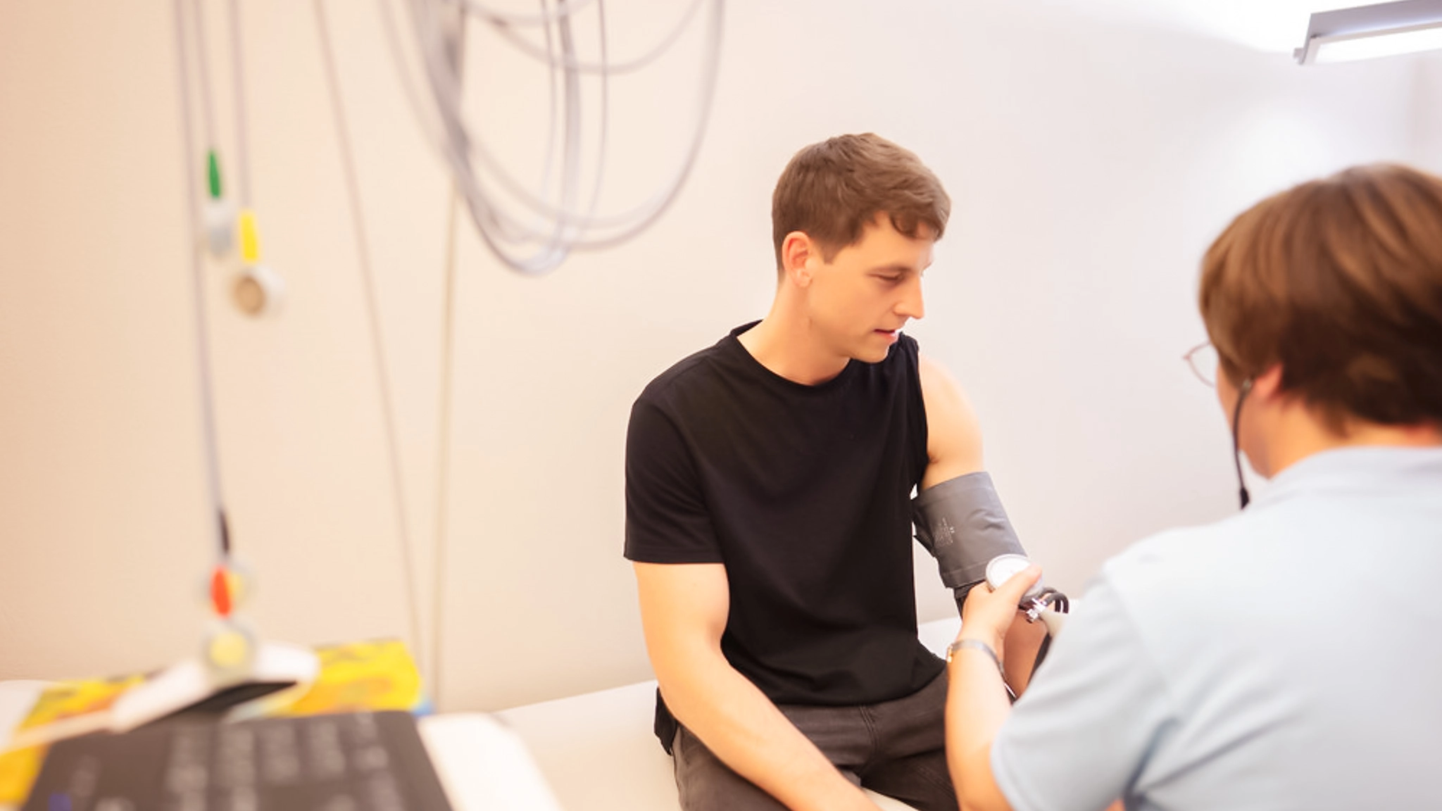 Eine von psychischer Belastung durch Corona betroffene Patientin ist in einer Therapiesitzung.