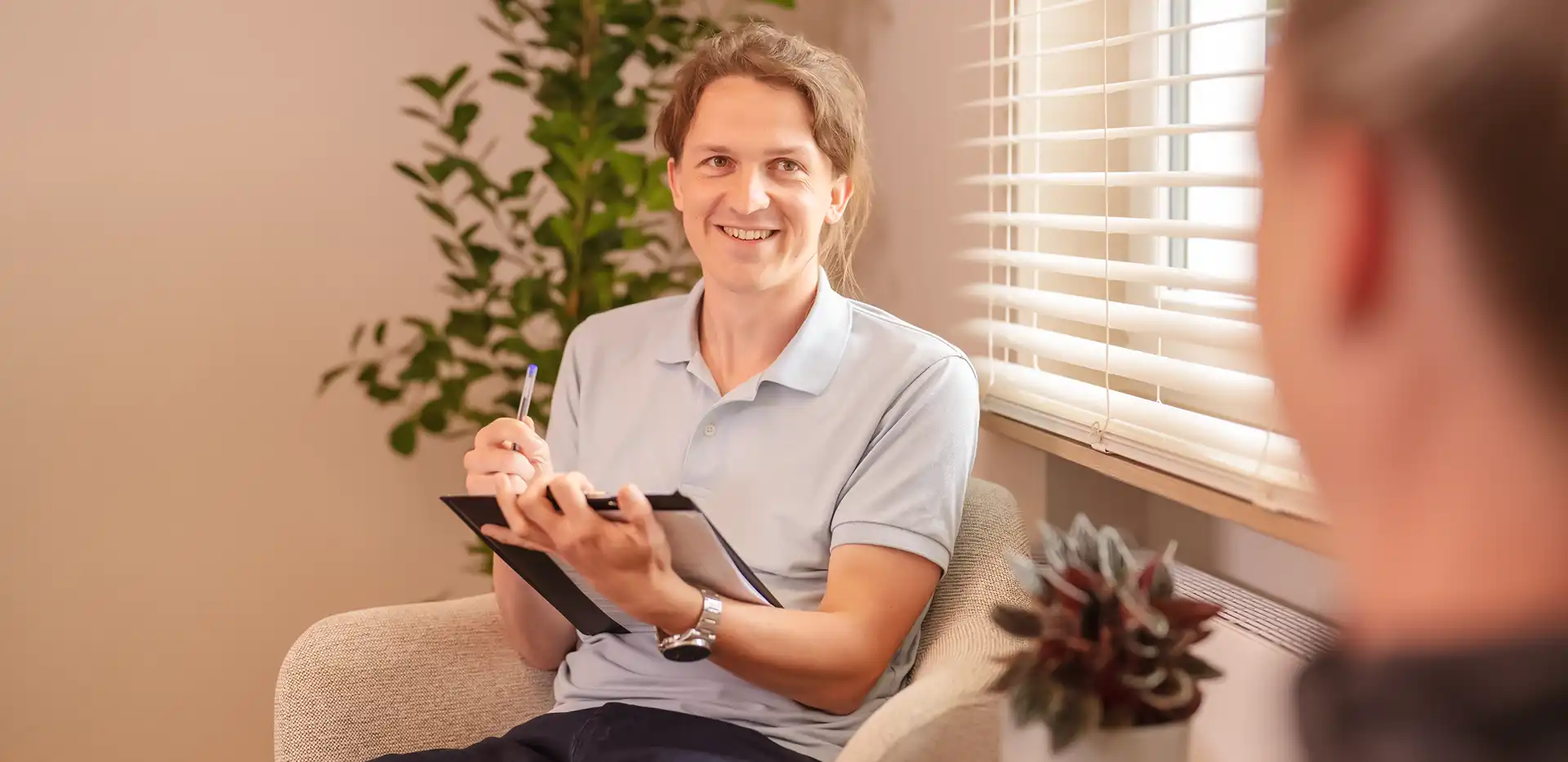 Ein Mann mit Burnout in einer Therapiestunde mit einem Therapeuten.