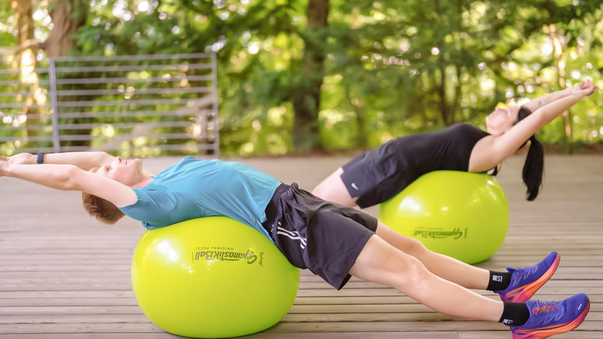 Ein Therapeut sitzt seiner Patientin mit Fibromyalgie-Syndrom gegenüber im Gespräch.