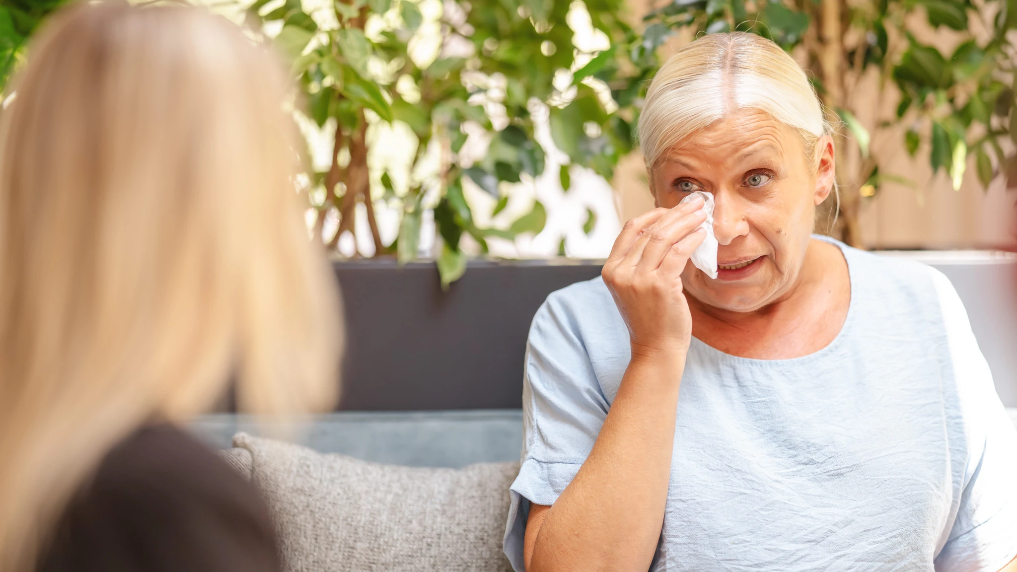 Eine Frau mit Angststörungen sitzt mit ihrem Therapeuten beim Gespräch.