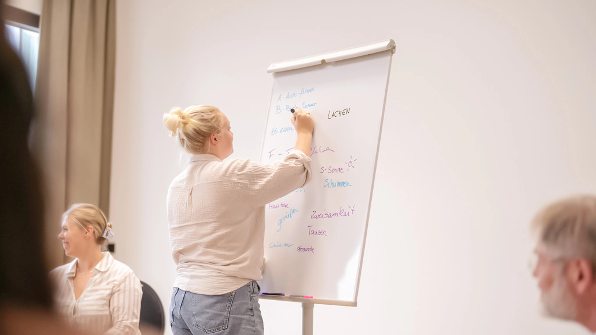 Eine Lehrerin mit Depressionen sitzt in einer Therapiestunde.