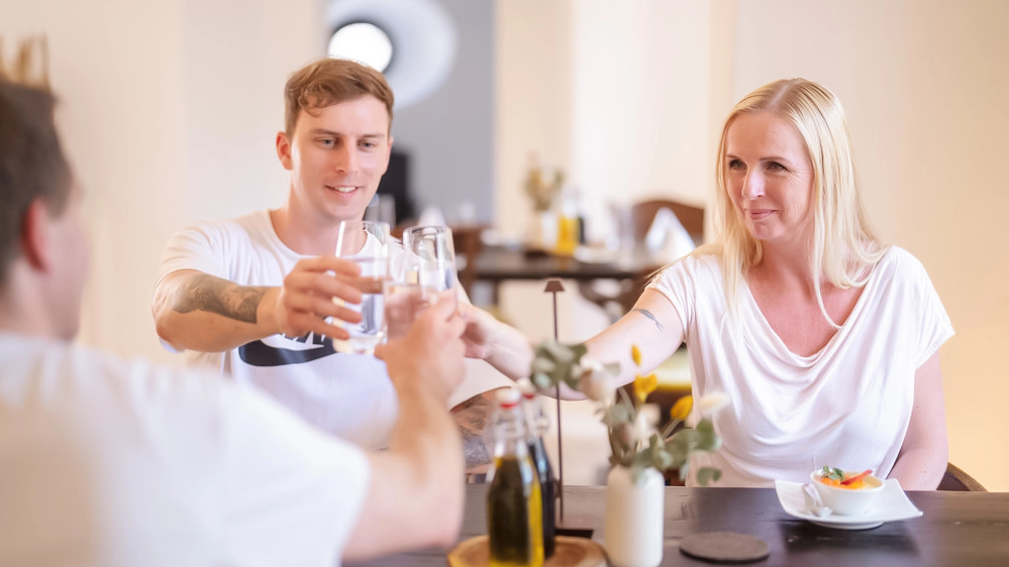 Ein Mann mit sozialer Phobie reist in einer Vincera Klinik an. Er zieht seinen Koffer hinter sich her.