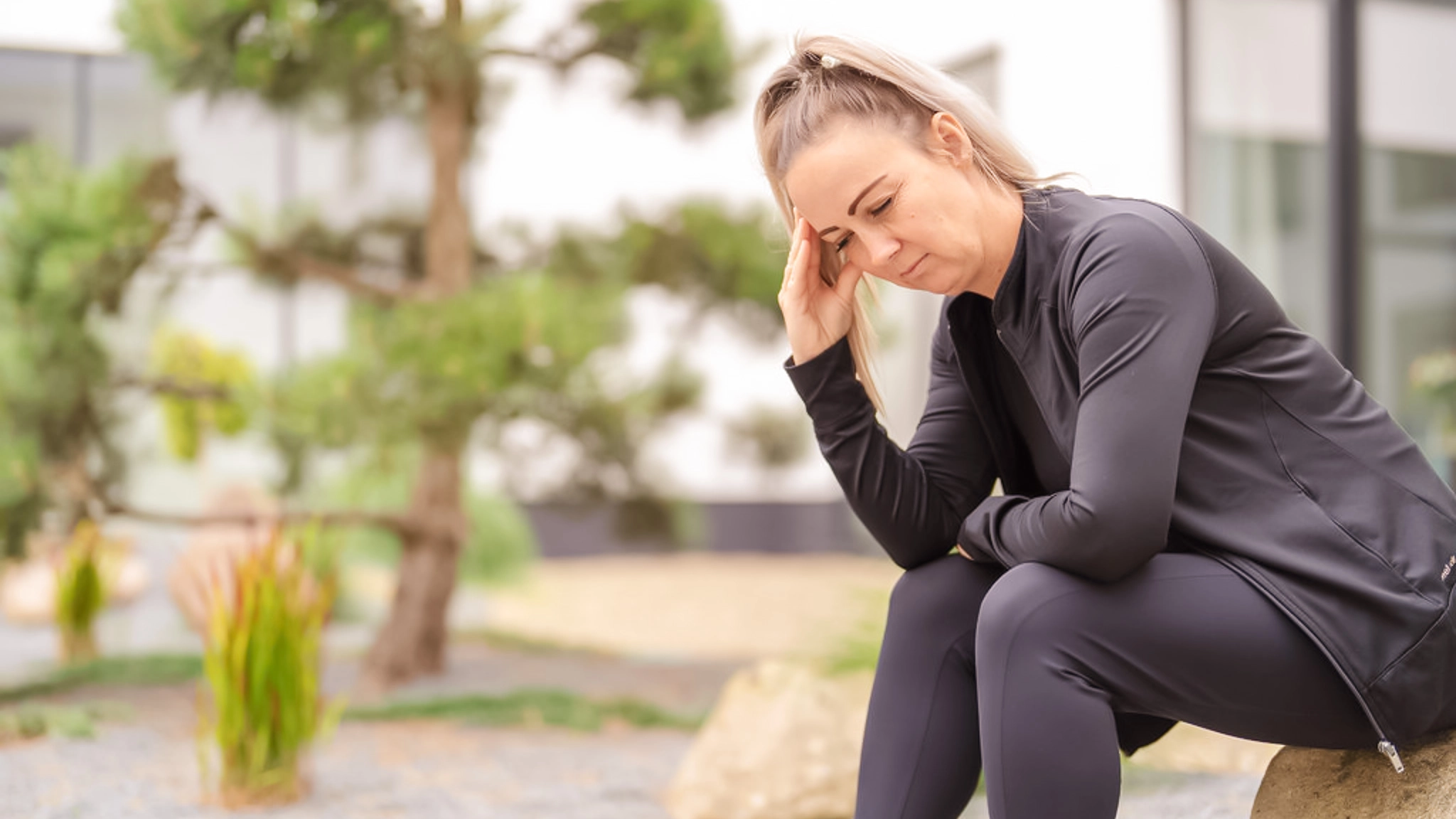 Eine Therapeutin und ein Patient sitzen zusammen an einem Tisch.