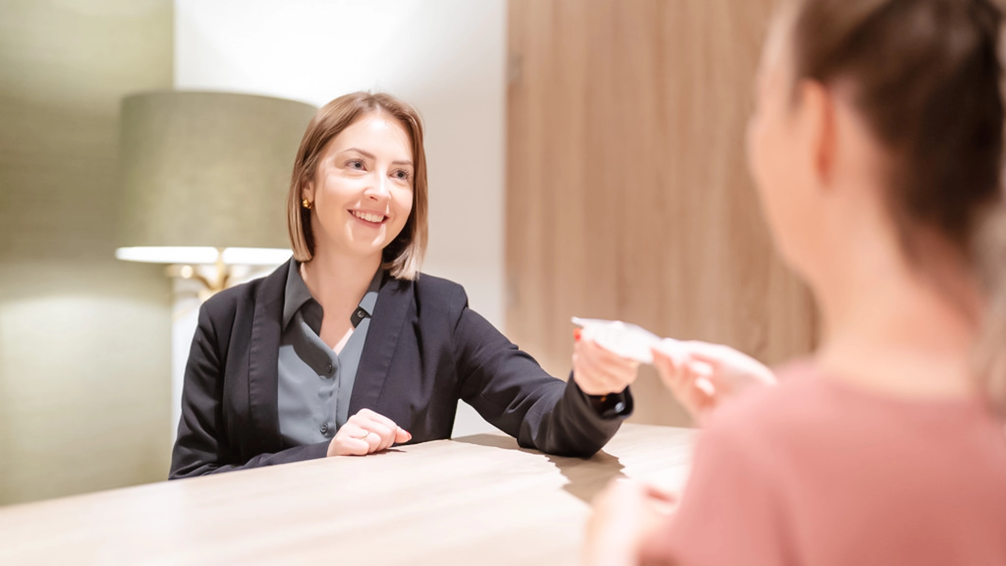 Eine Patientin bei der Besprechung zu ihrer Pharmakotherapie mit einer Ärztin