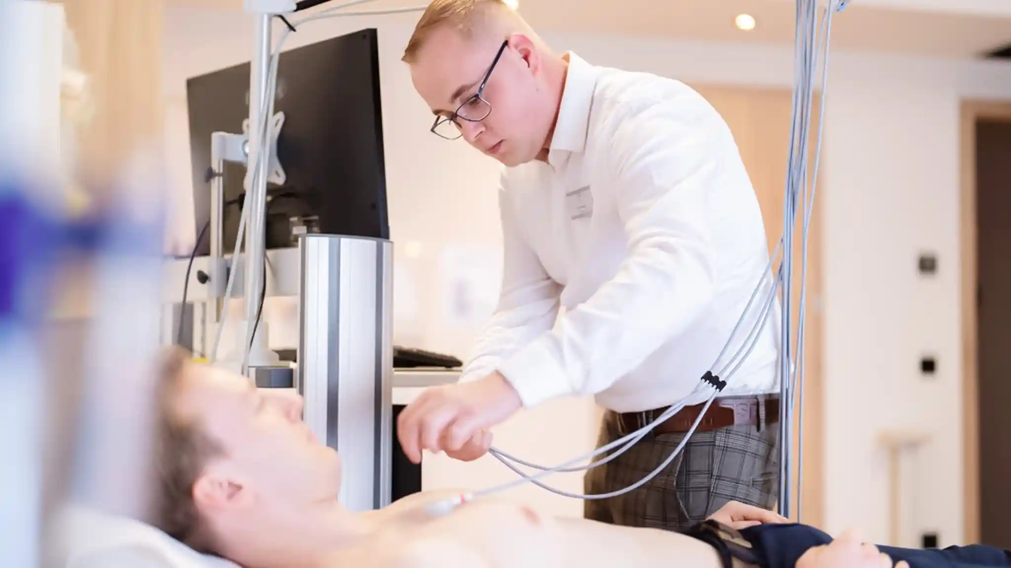 Eine Patientin bei der medizinischen Diagnostik.