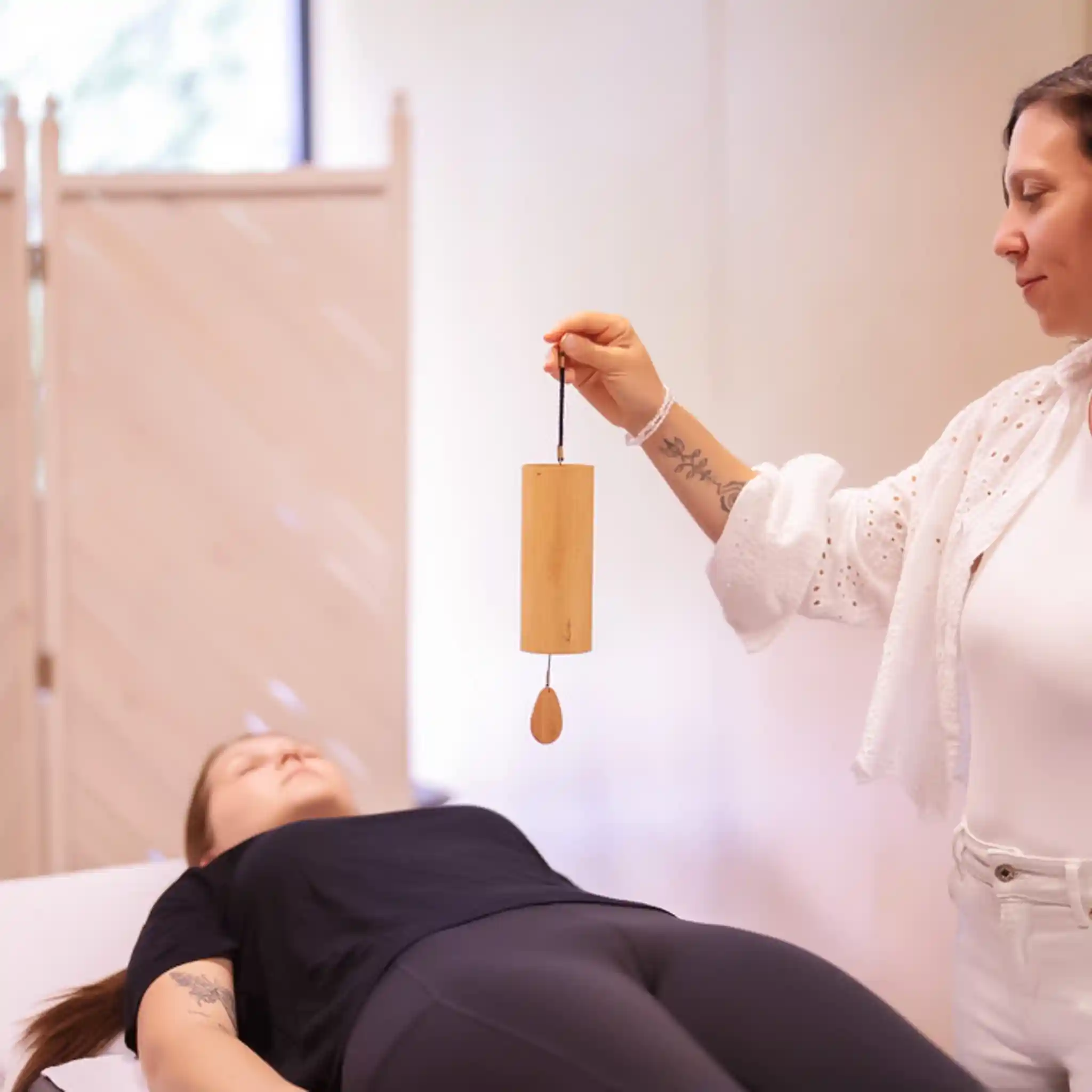 Eine Patientin bei der Klangmassage