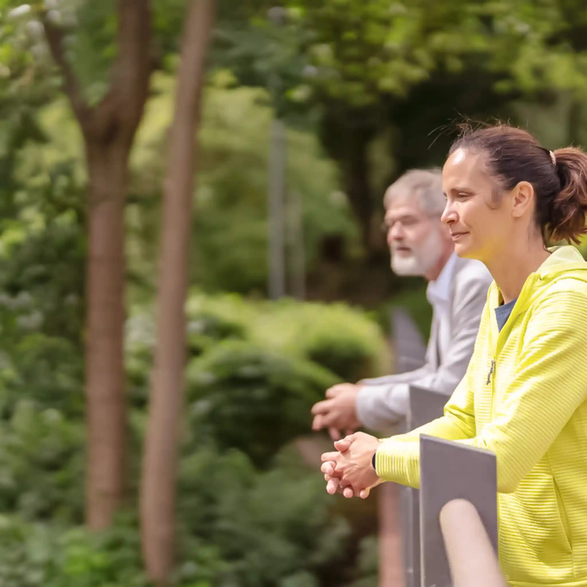 Ein Arzt und eine Patientin stehen nebeneinander an eine Reling gelehnt.