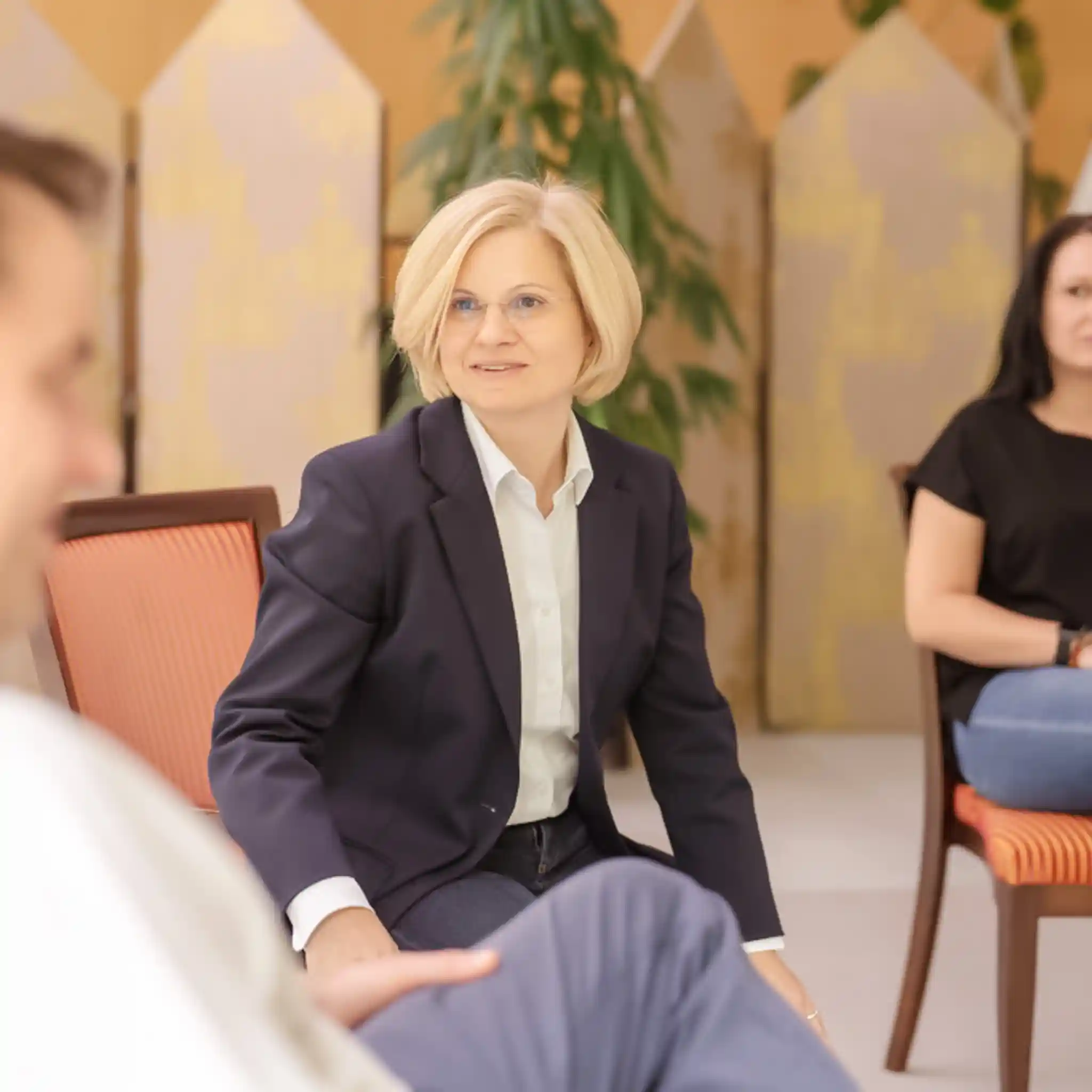 Eine Ärztin wendet sich einem Patienten zu und spricht mit ihm.