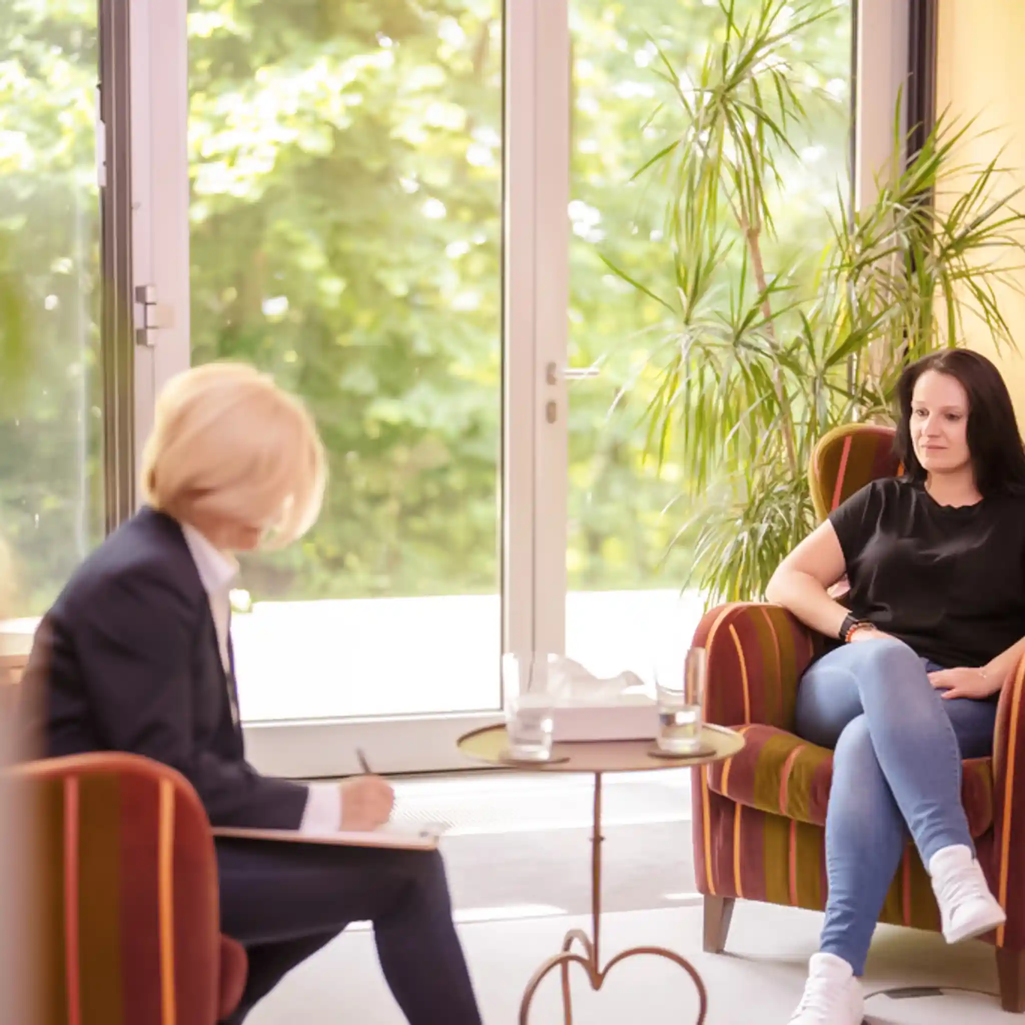 Eine Ärztin und eine Patientin bei der Einzeltherapiesitzung