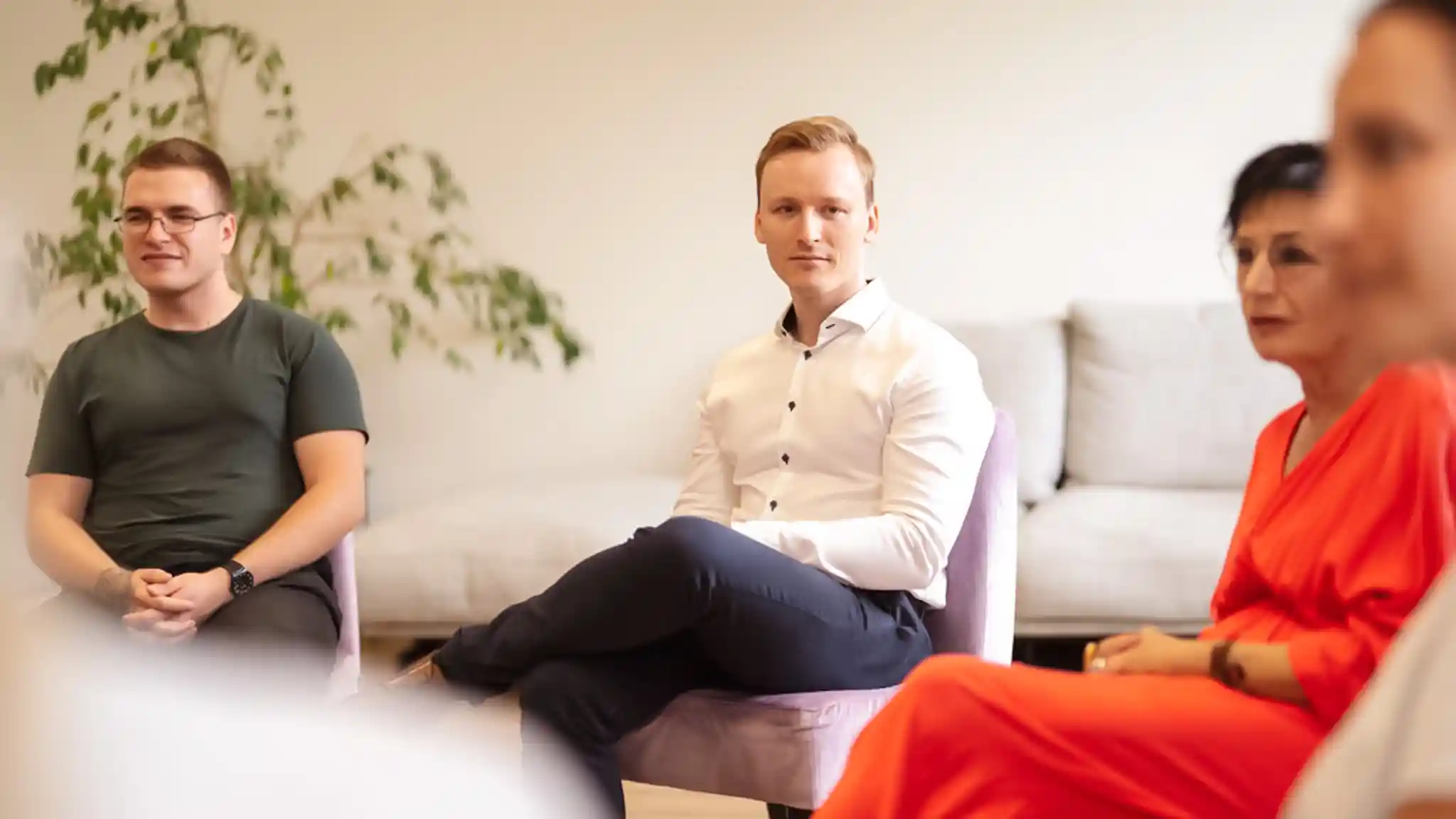 Mehrere Patient sitzen bei einer Gruppentherapie im Kreis.