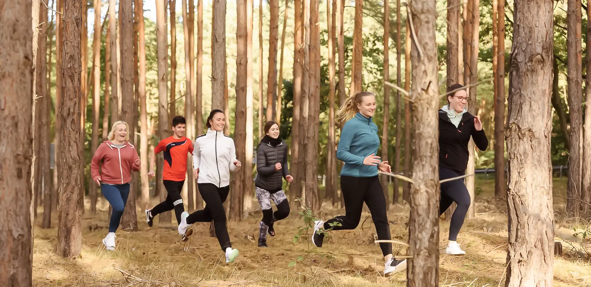 Patienten joggen gemeinsam durch den Wald