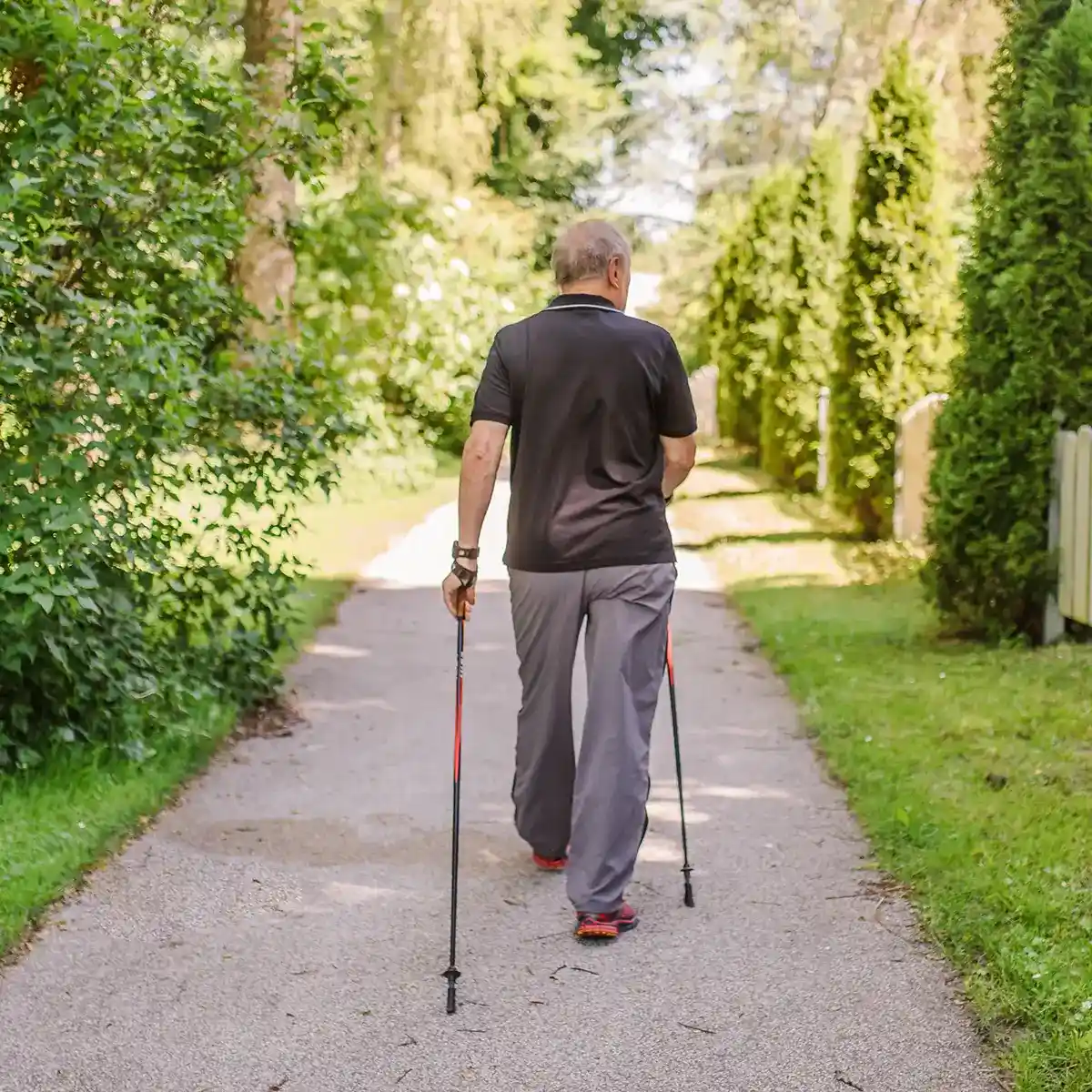 Ein Mann beim Nordic Walking
