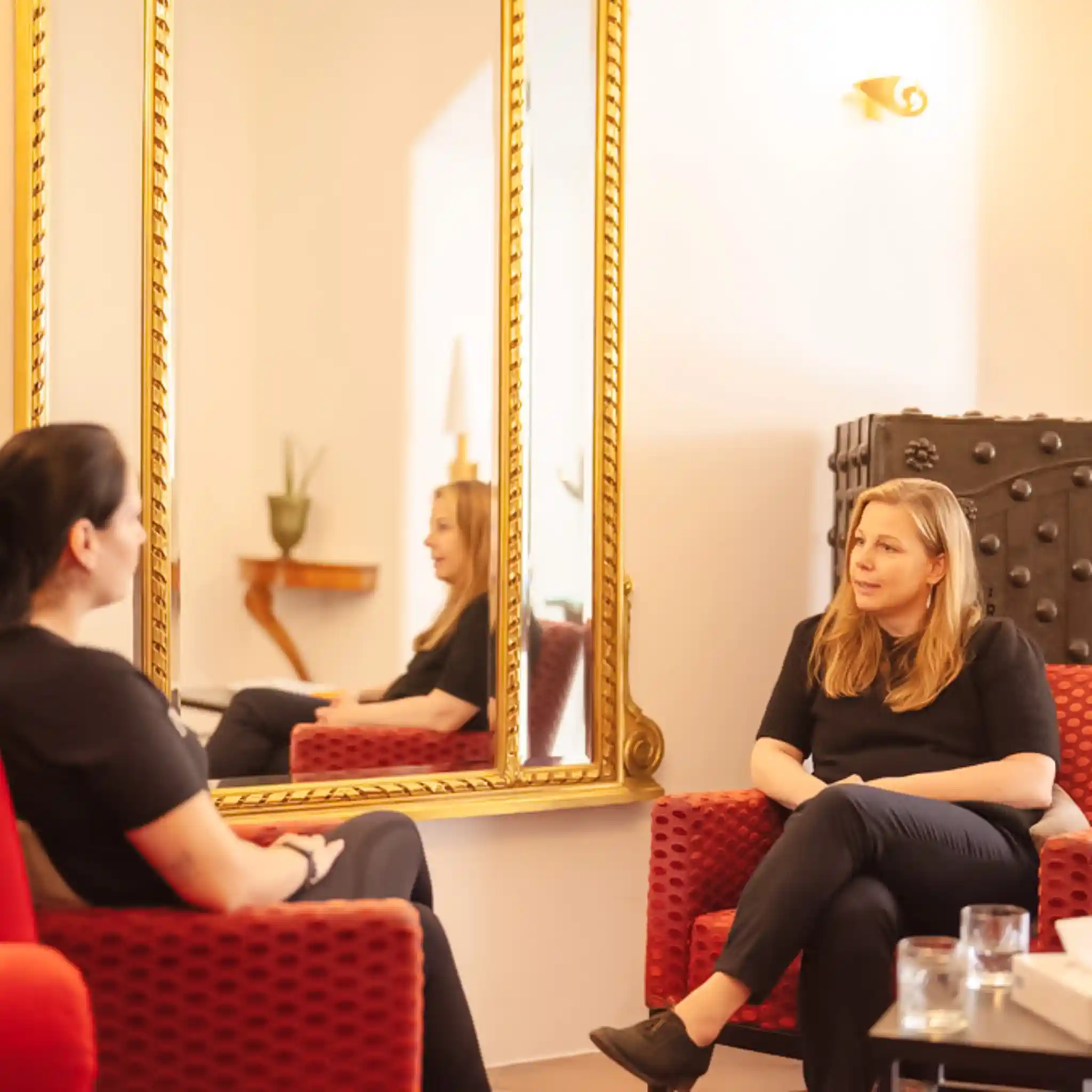 Eine Psychotherapeutin und eine Patientin bei der Einzeltherapie zur Behandlung einer Angststörung.