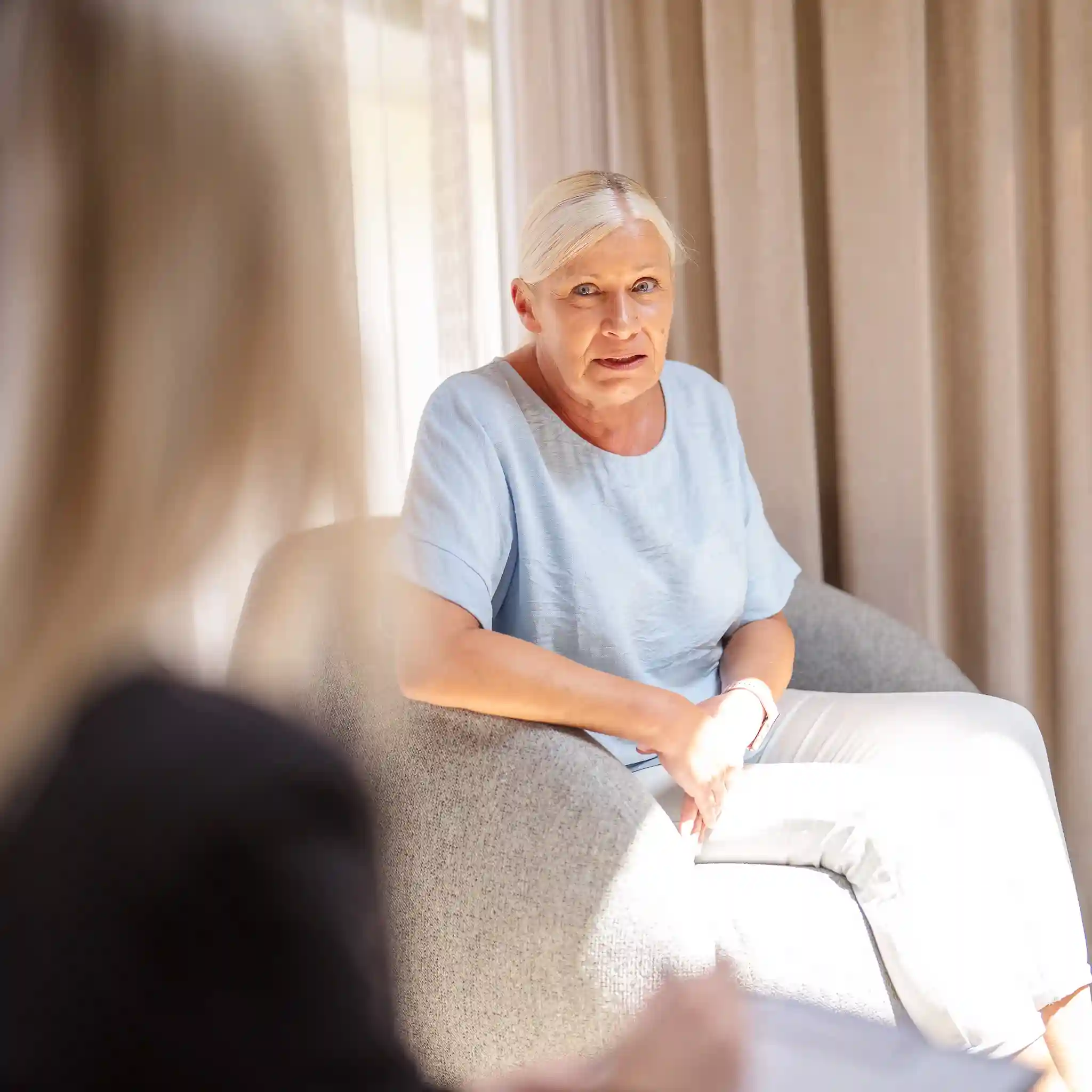 Patientin im Gespräch mit ihrer Therapeutin