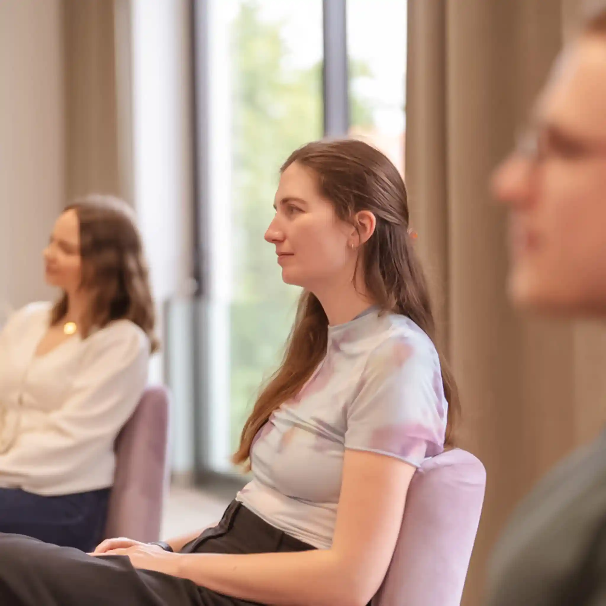 Eine unter Gefühllosigkeit leidende Frau bei der Gruppentherapie