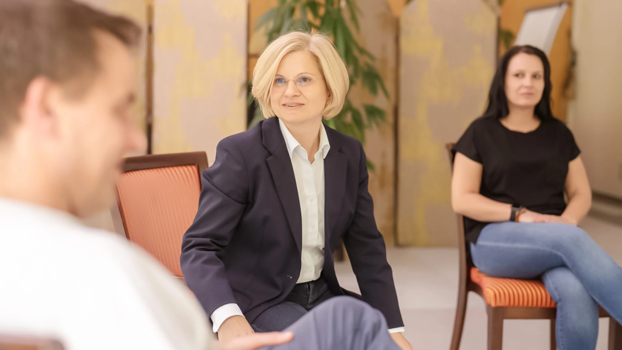 Eine Ärztin spricht im Rahmen einer Gruppentherapie mit einem Angstpatienten.