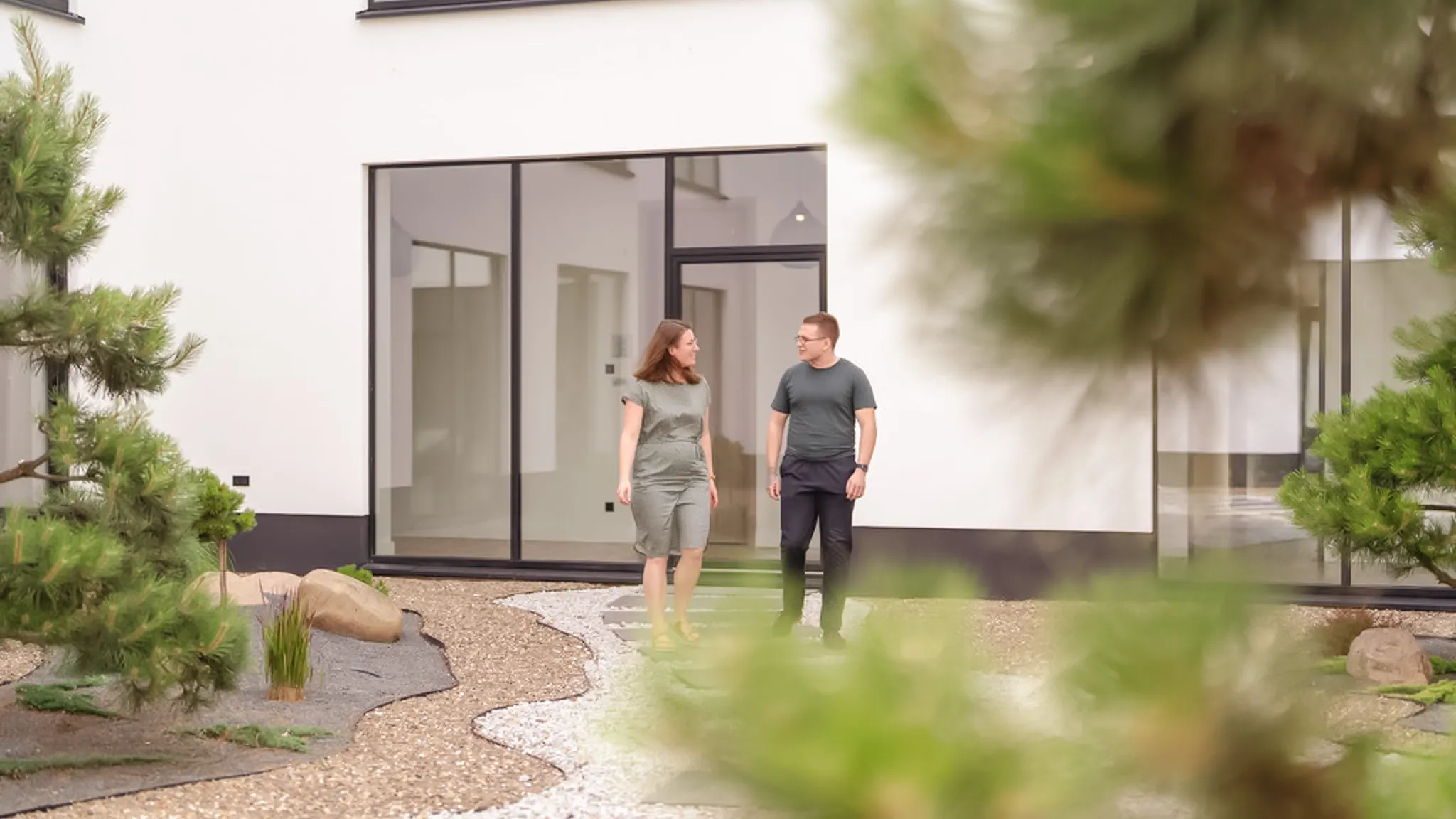 Eine Therapeutin und eine Patient gehen nebeneinander her und unterhalten sich 