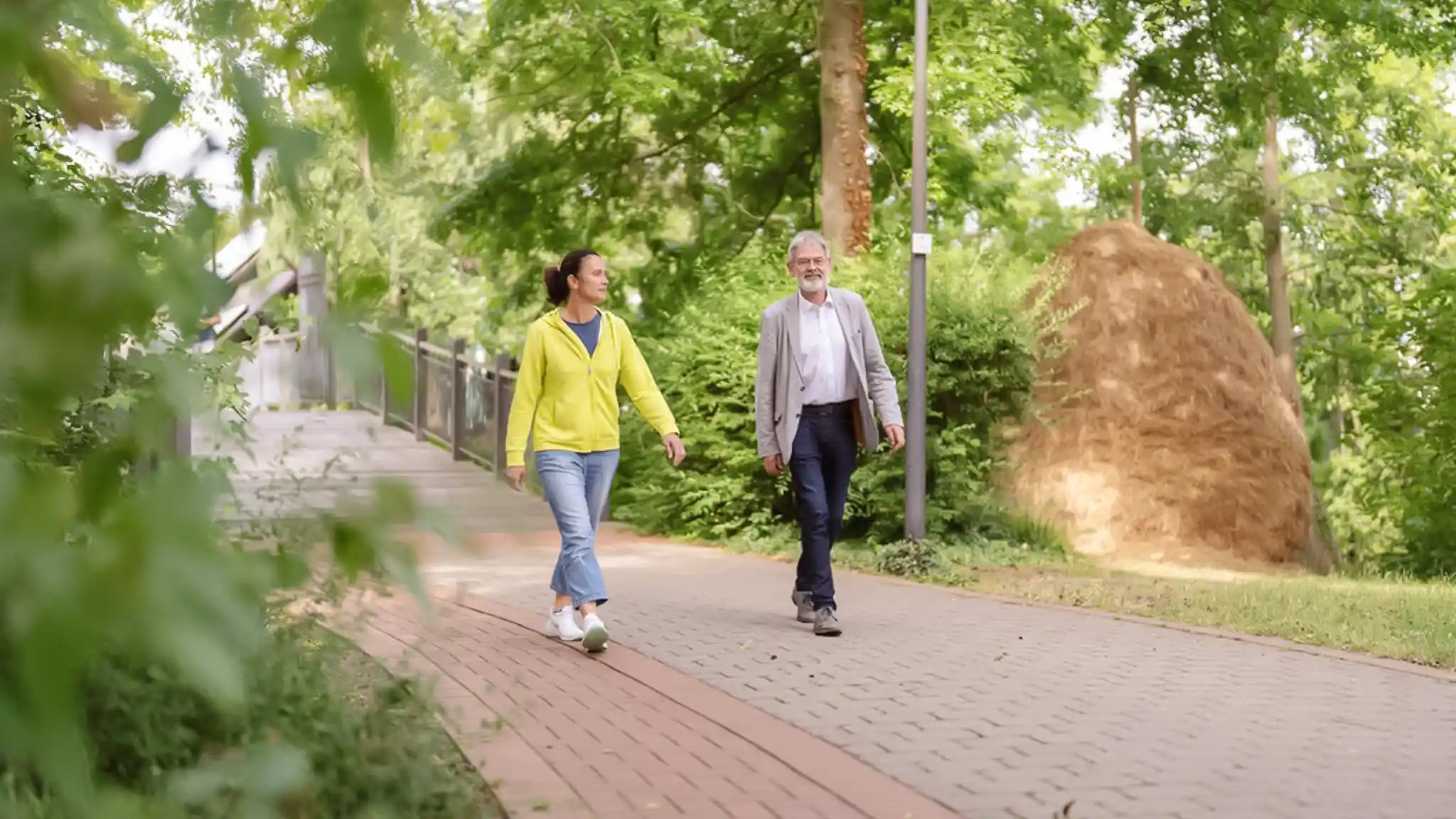 Ein Arzt und seine Patientin machen zusammen einen Spaziergang