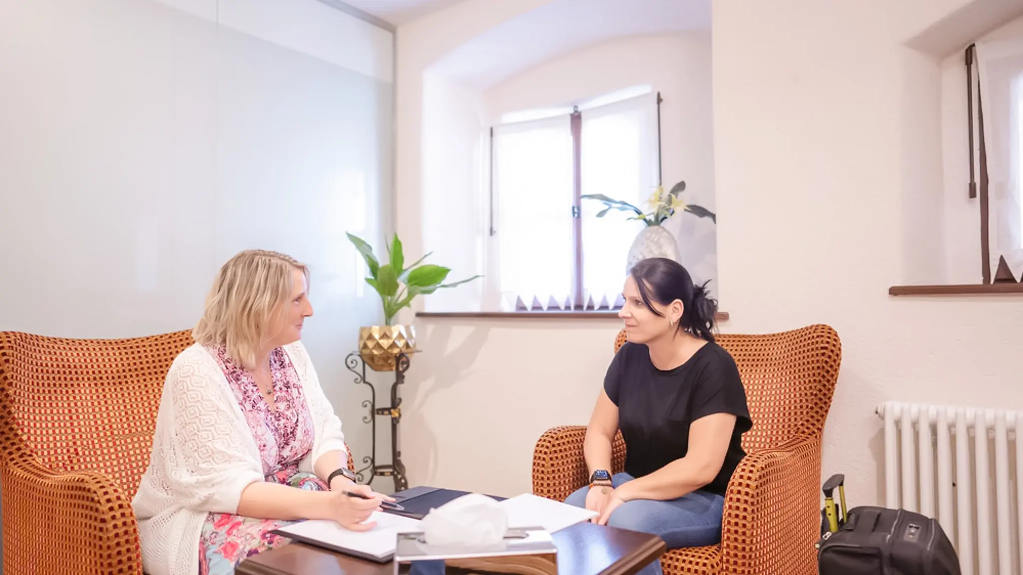 Eine Patientenmanagerin informiert eine Patientin zu den Vincera Kliniken.