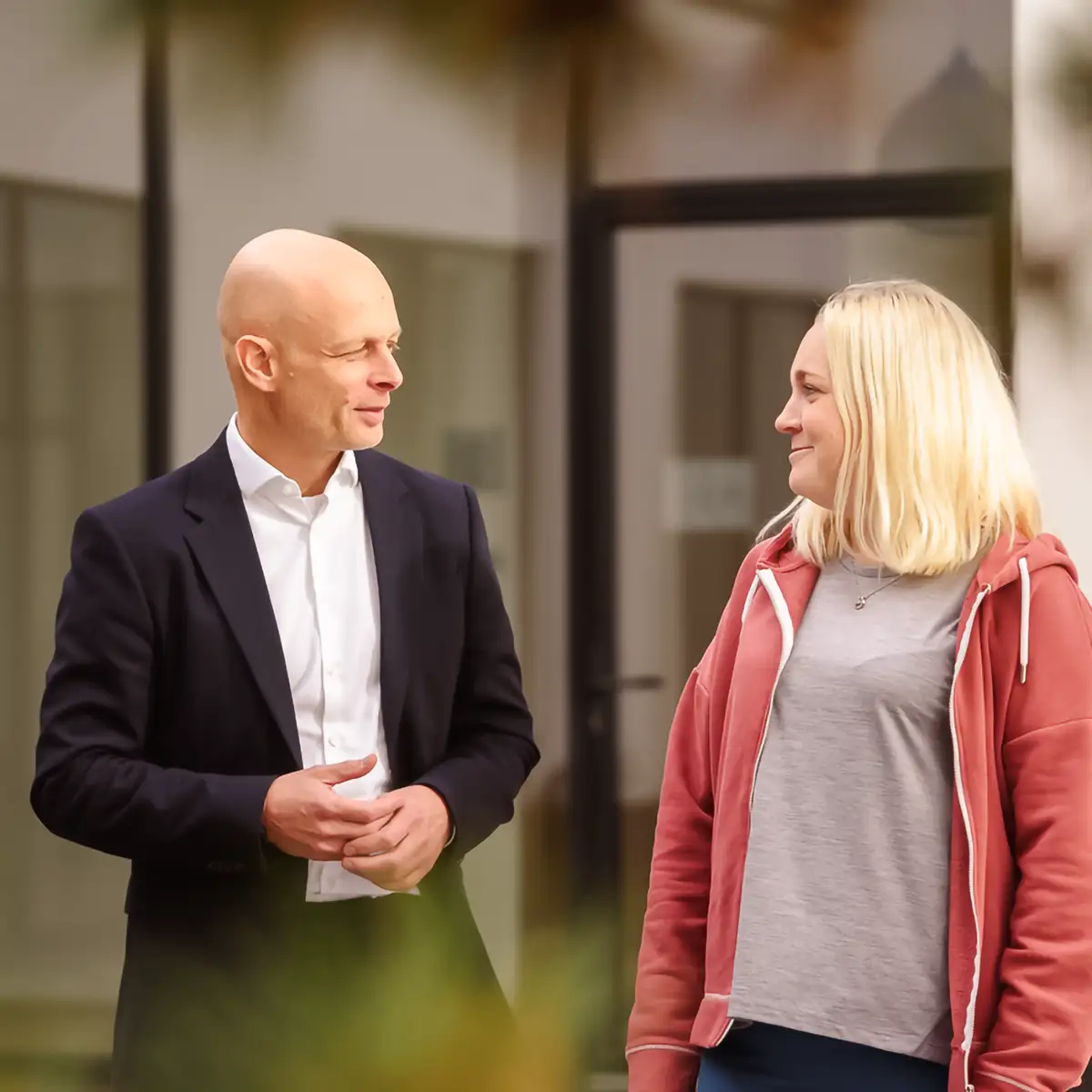 Ein Therapeut im Gespräch mit seiner Patientin
