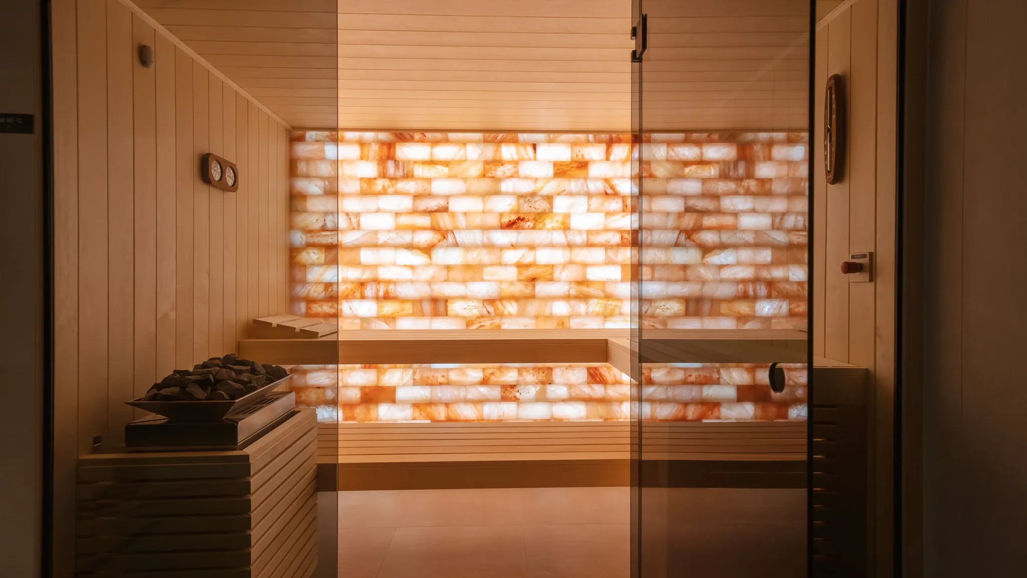 Foto einer Sauna mit geöffneter Türe.