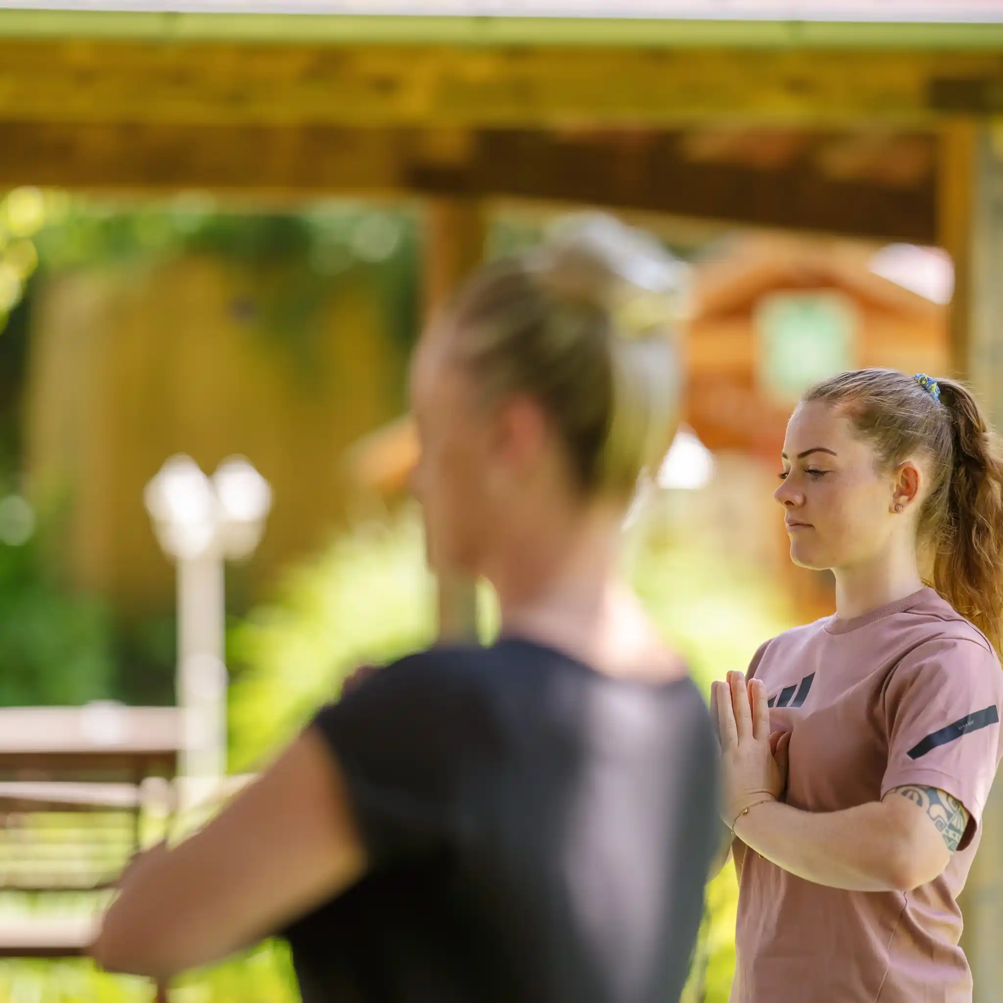 Patientinnen beim Yoga im Garten