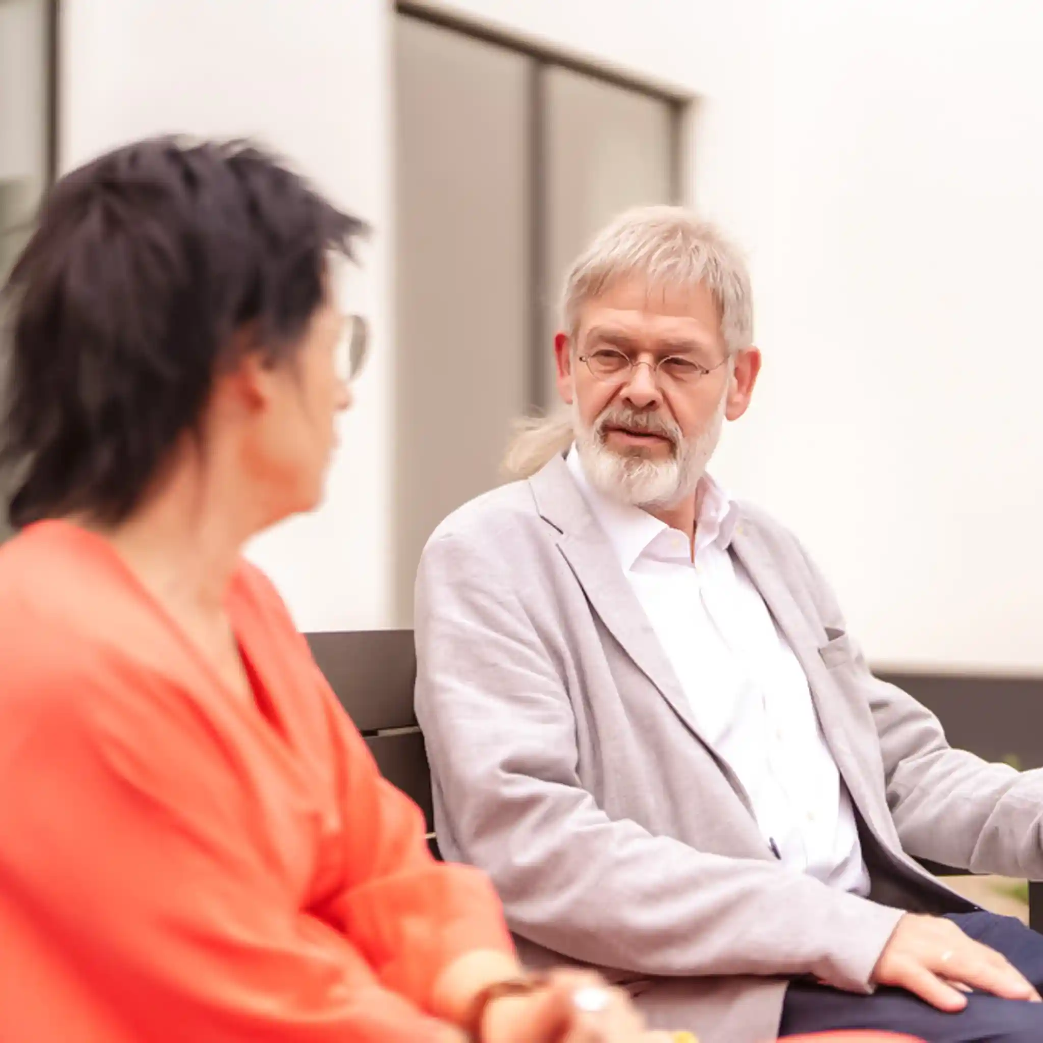 Ein Arzt und eine Psychotherapeutin der Vincera Privatkliniken unterhalten sich.