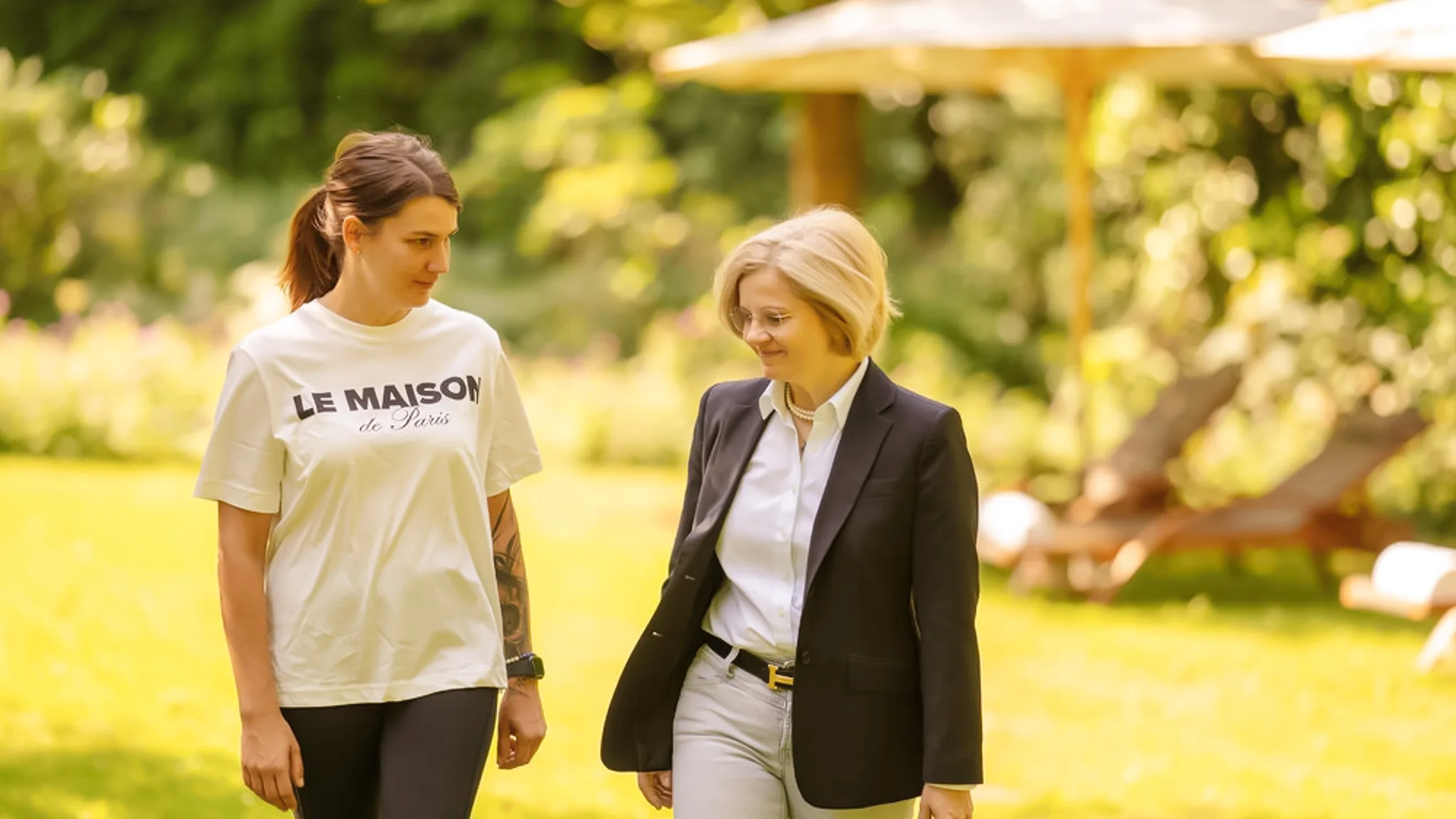 Eine Ärztin und eine Patientin gehen nebeneinander her und unterhalten sich.