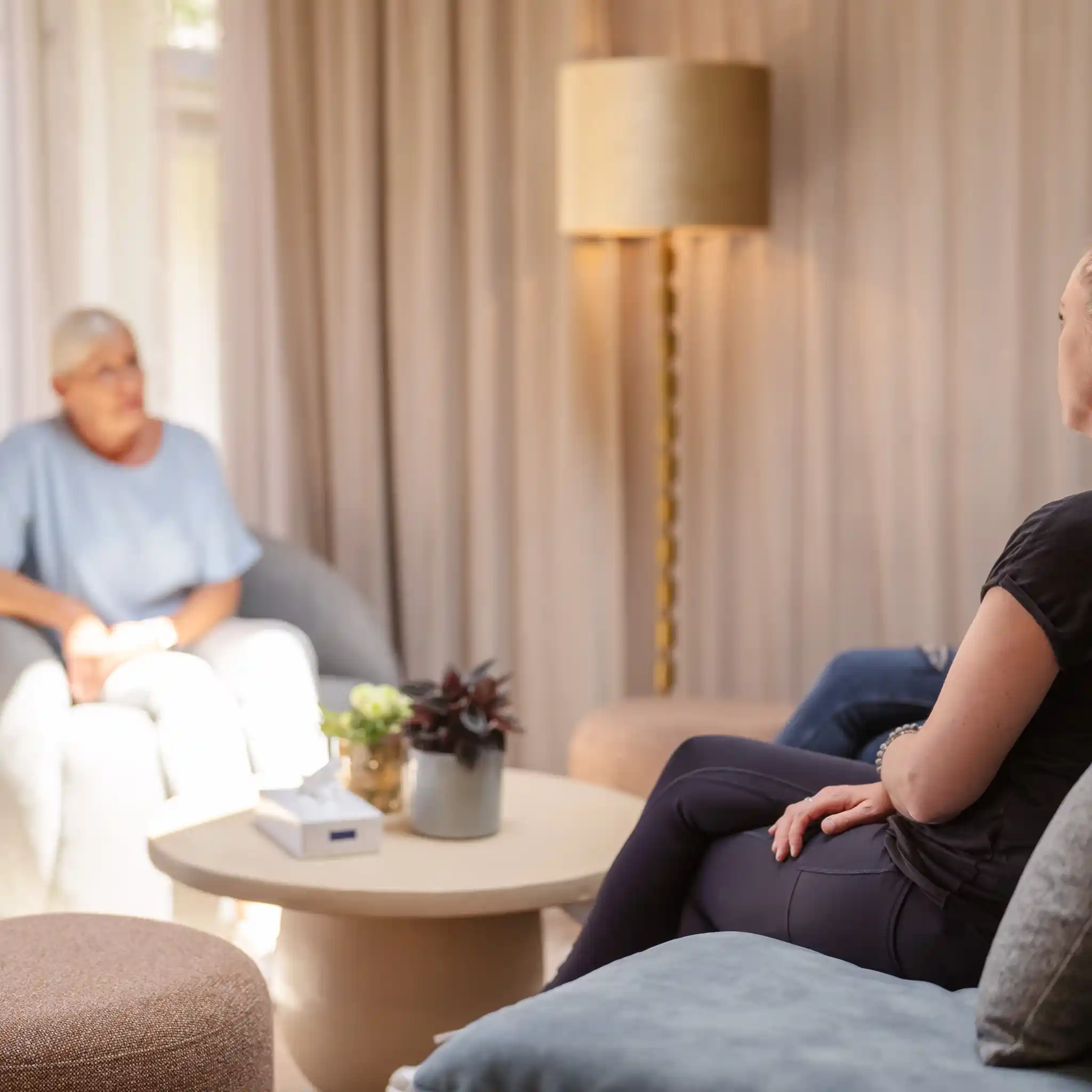 Eine Therapiesitzung mit einer Patientin und einer Psychotherapeutin.