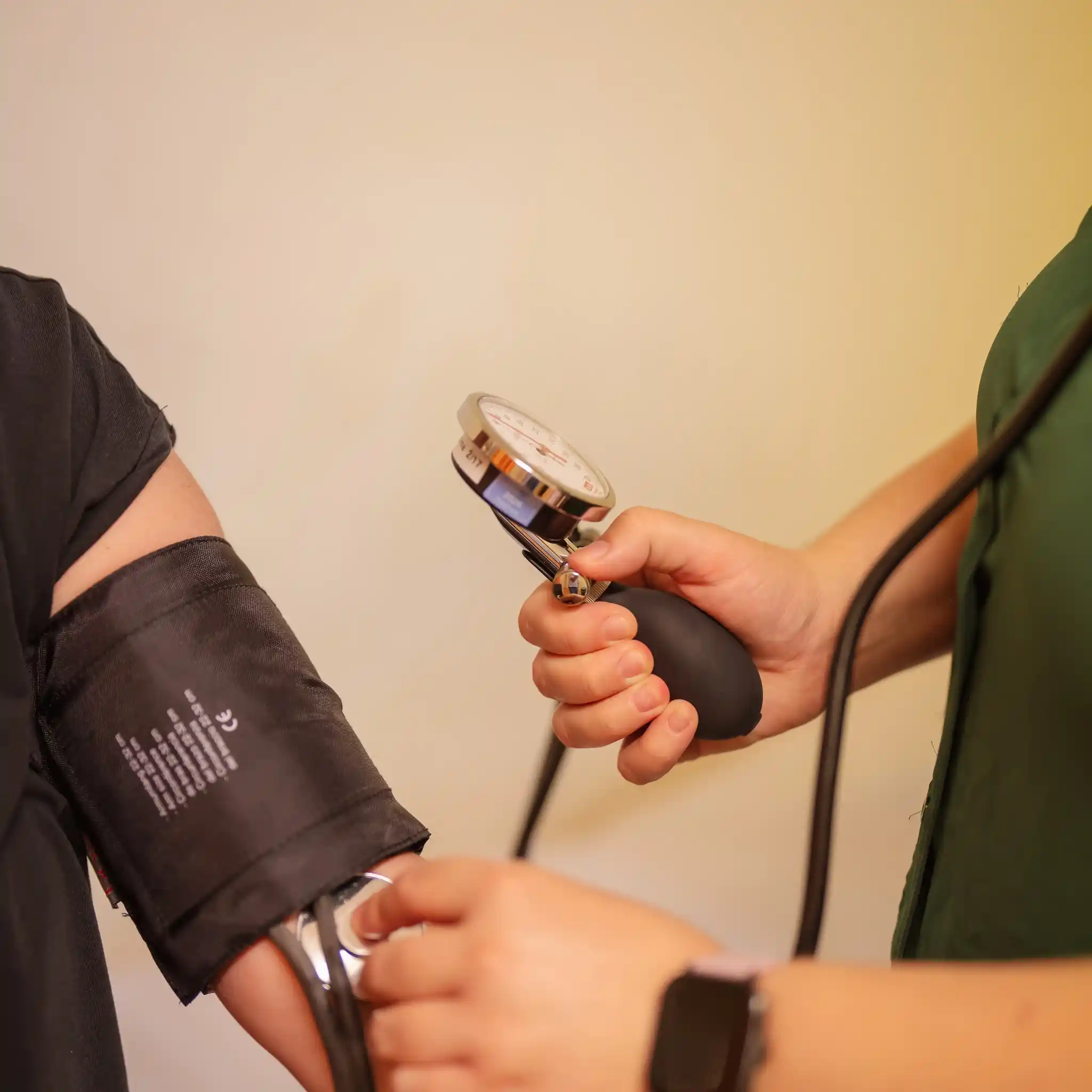 Ein Arm an dem Blutdruck gemessen wird 