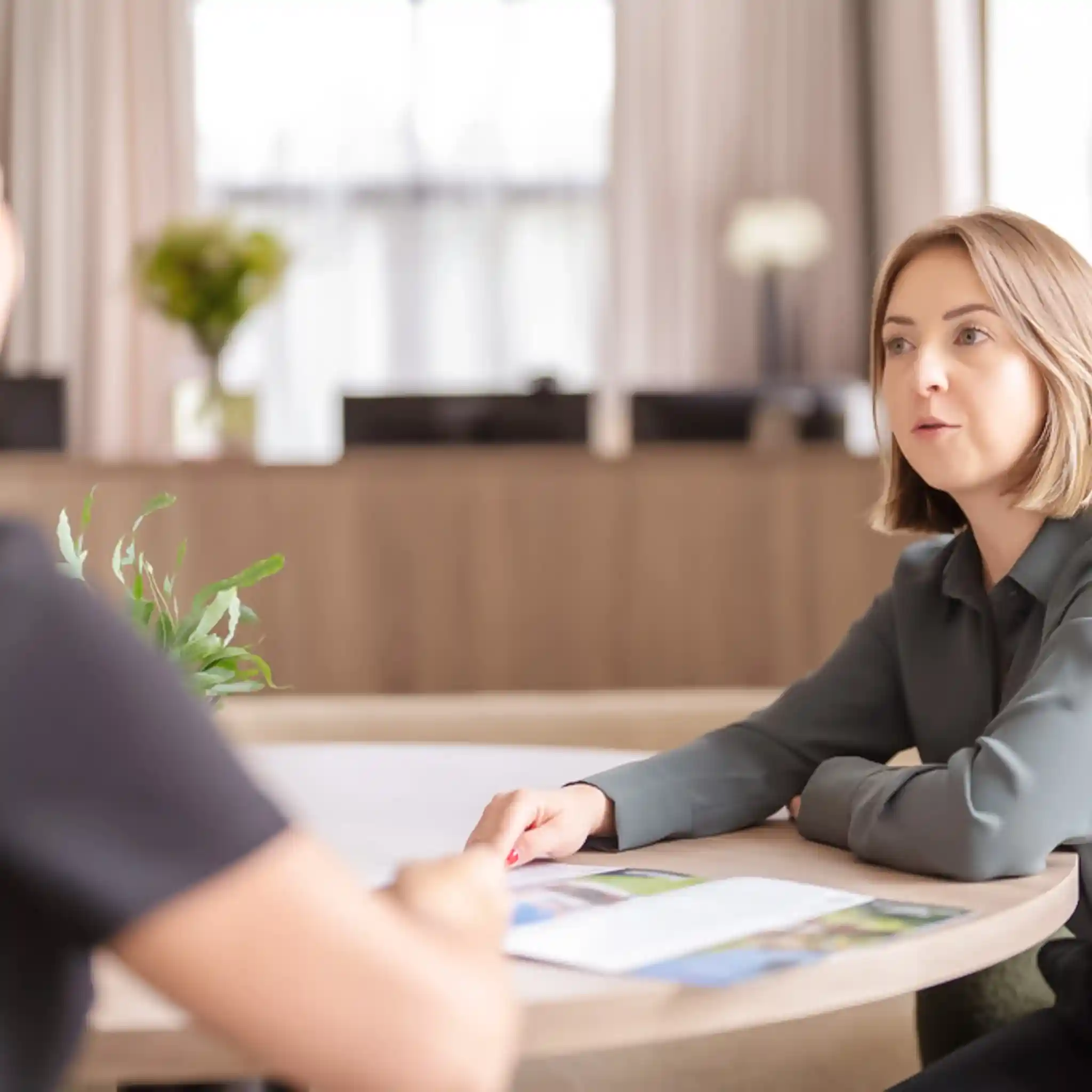 Eine Frau sitzt an einem Tisch