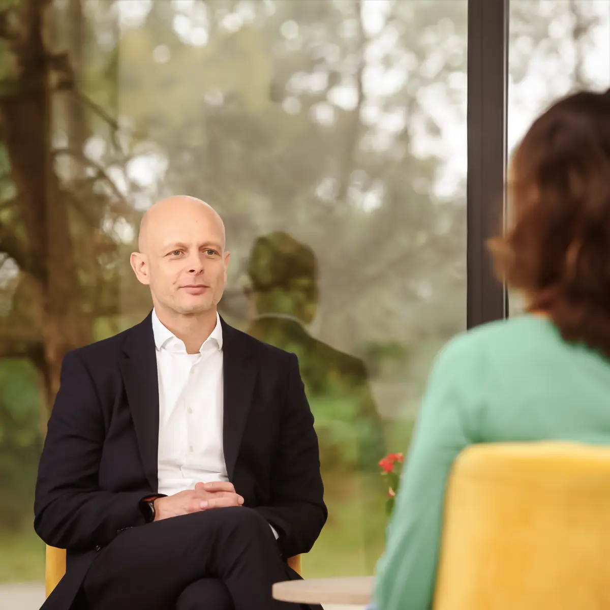 Ein Psychotherapeut spricht mit einer Bulimie-Patientin