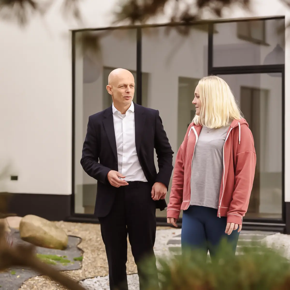 Ein Psychotherapeut läuft neben einer Patientin.