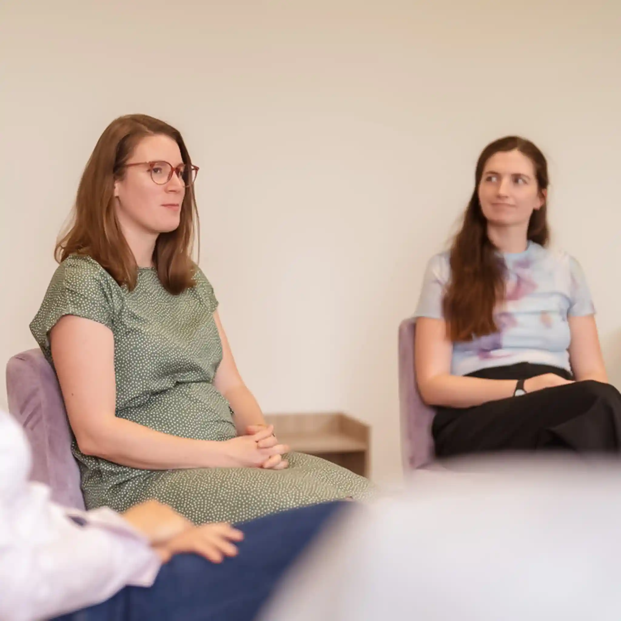 Mehrere Patientinnen bei einer Gruppentherapie.