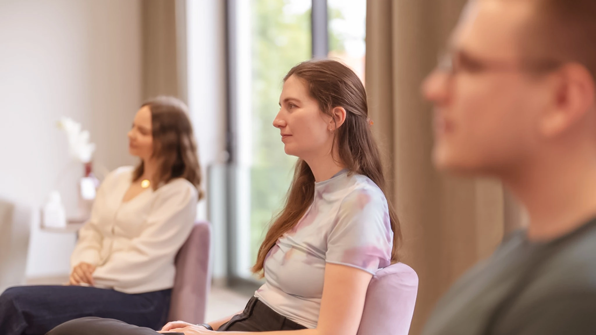 Eine bulimiekranke Patientin im Gespräch mit dem Therapeuten in der Gruppentherapie
