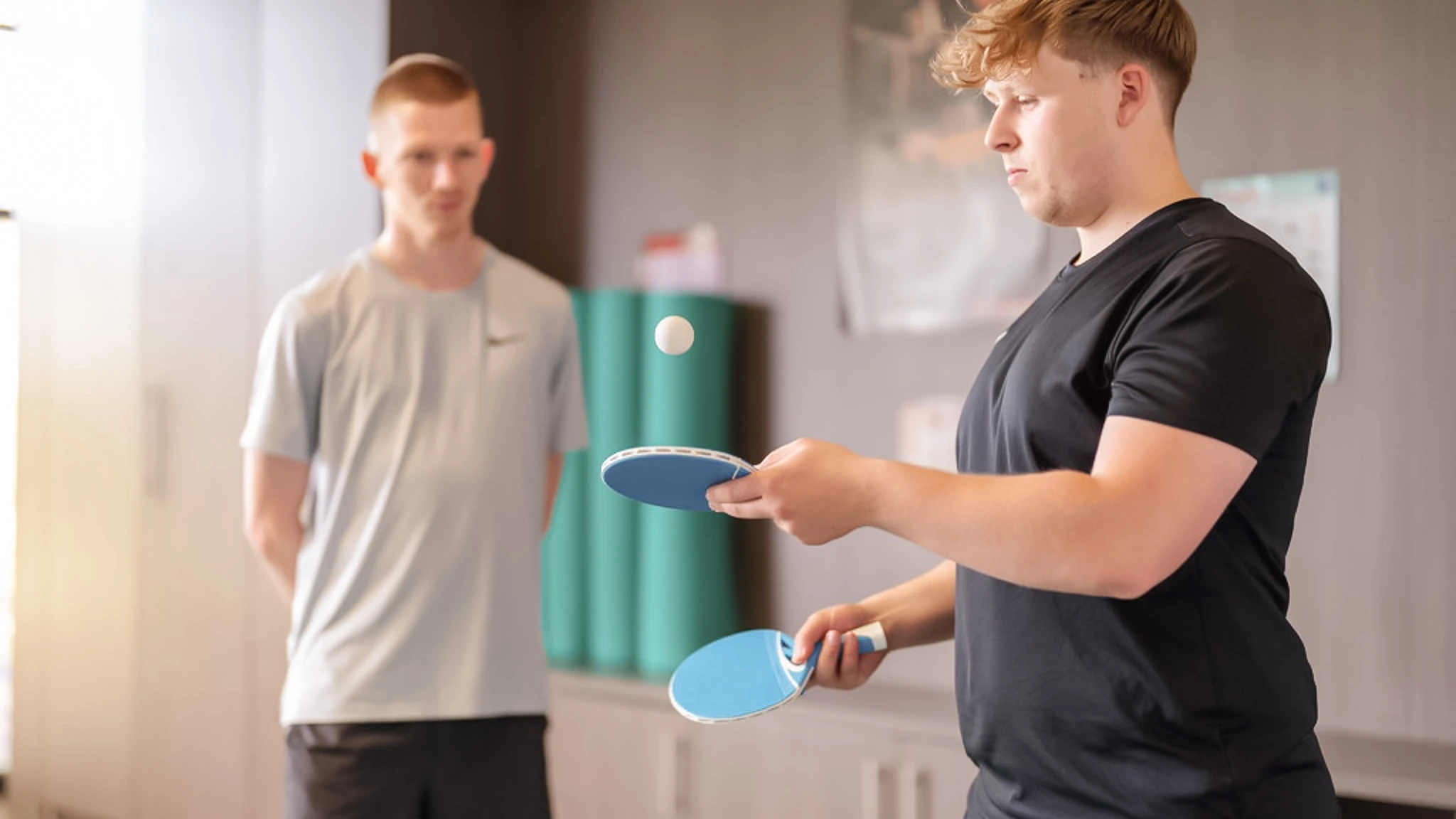 Eine junger Erwachsener mit Depressionen im bei der Bewegungstherapie