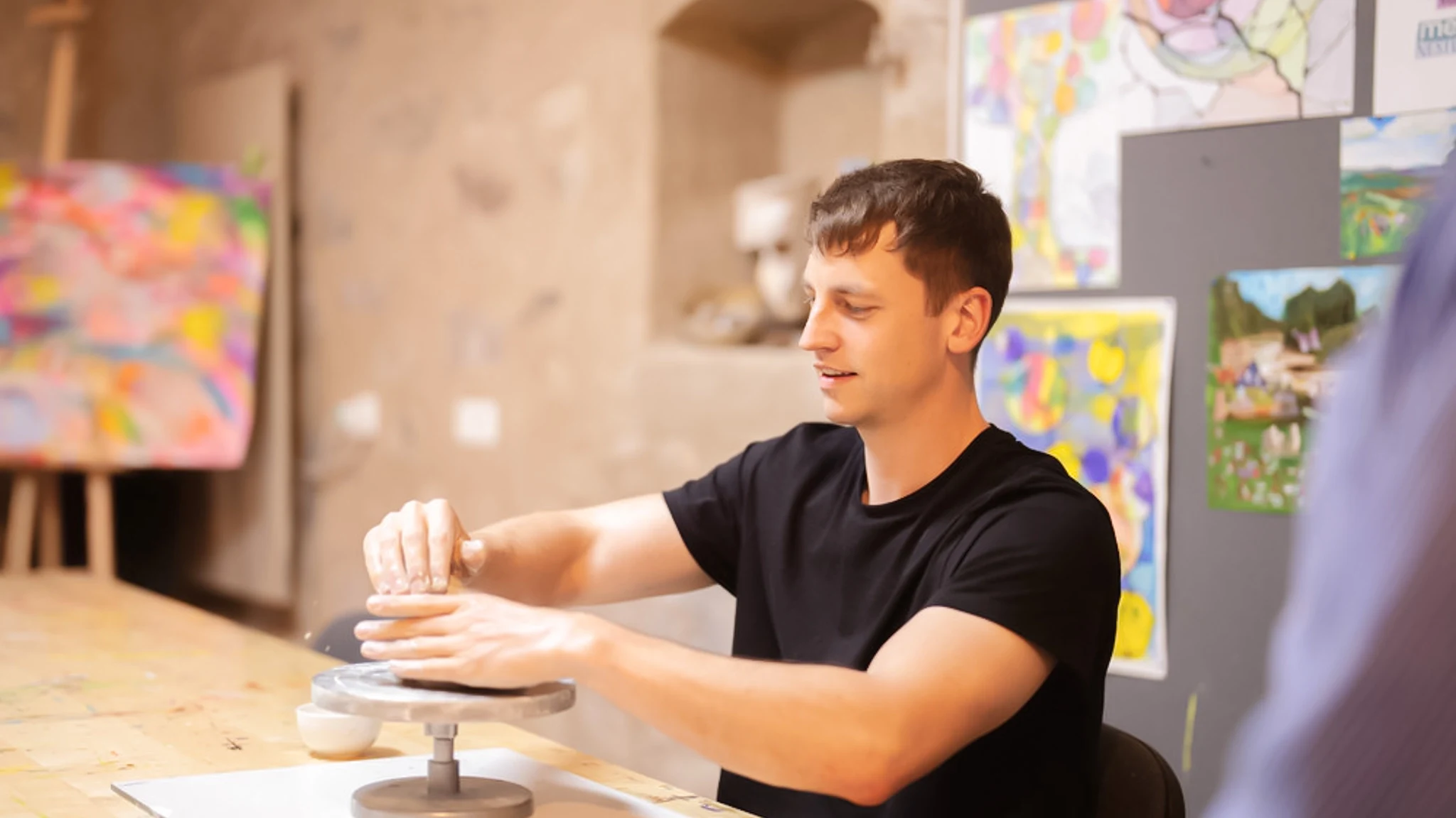 Ein Patient arbeitet im Rahmen der Ergotherapie an einer Skulptur.