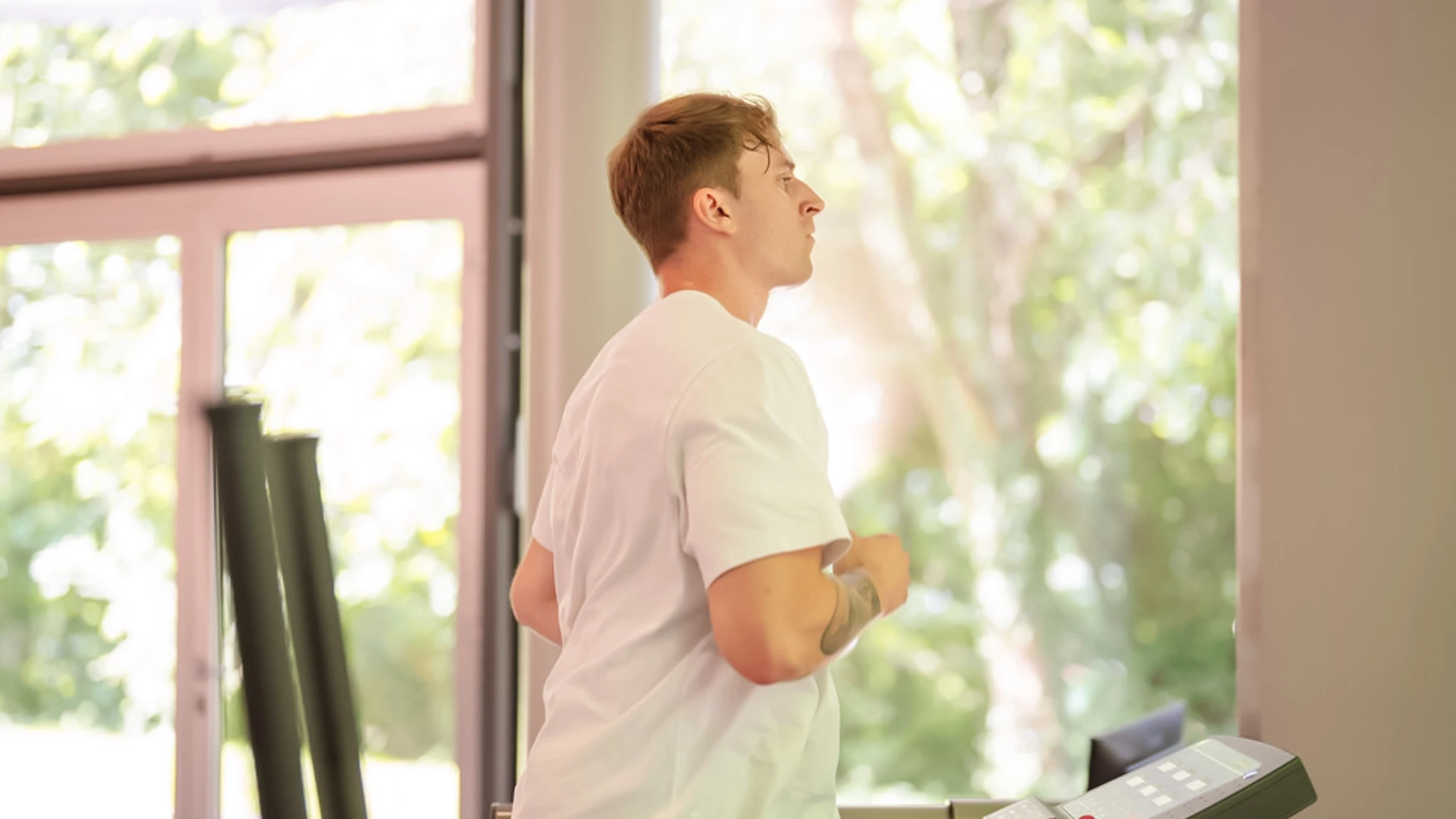 Ein Mann beim Sport auf dem Laufband