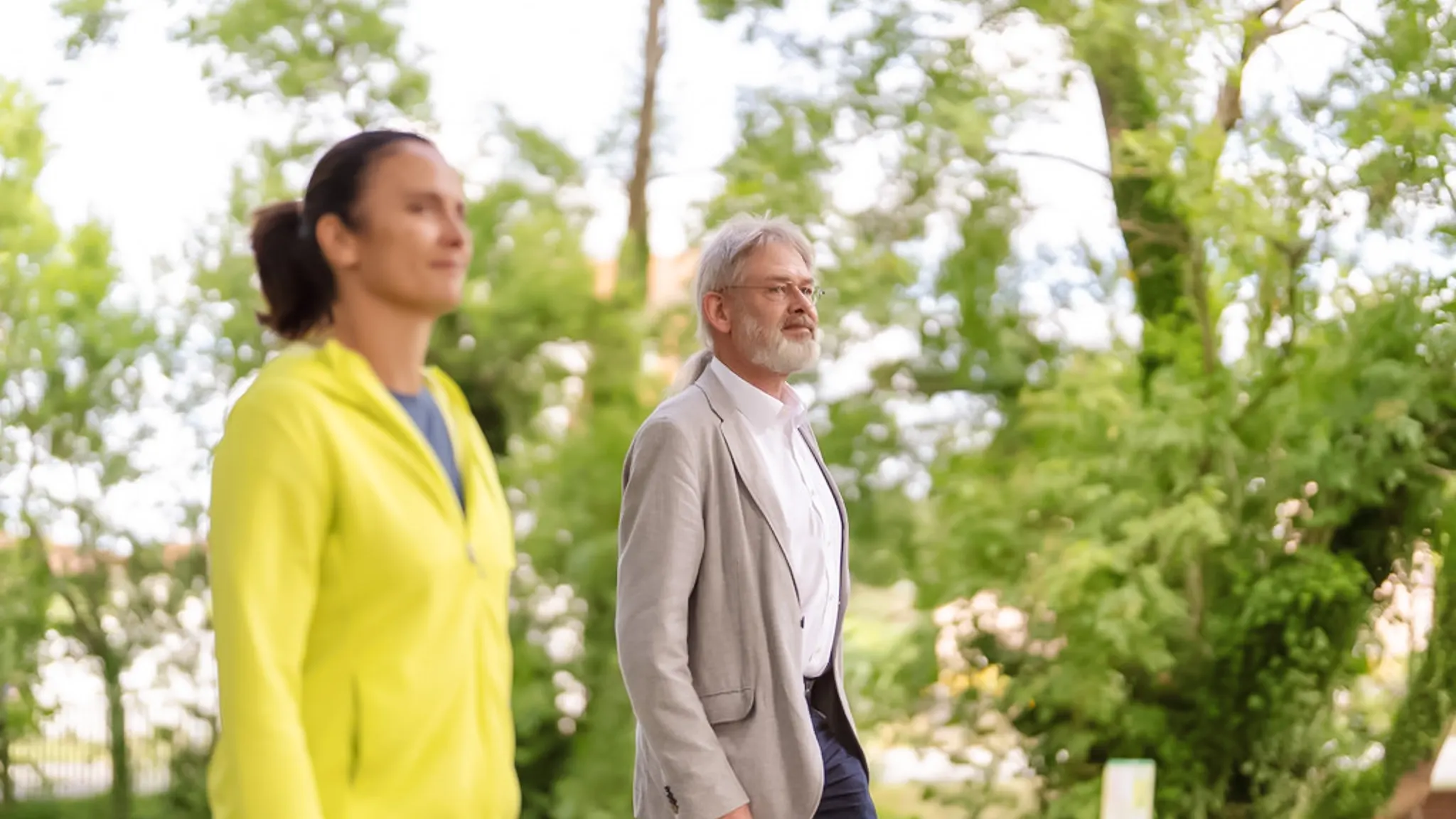 Eine Patientin und ihr Psychiater gehen gemeinsam in der Natur spazieren.