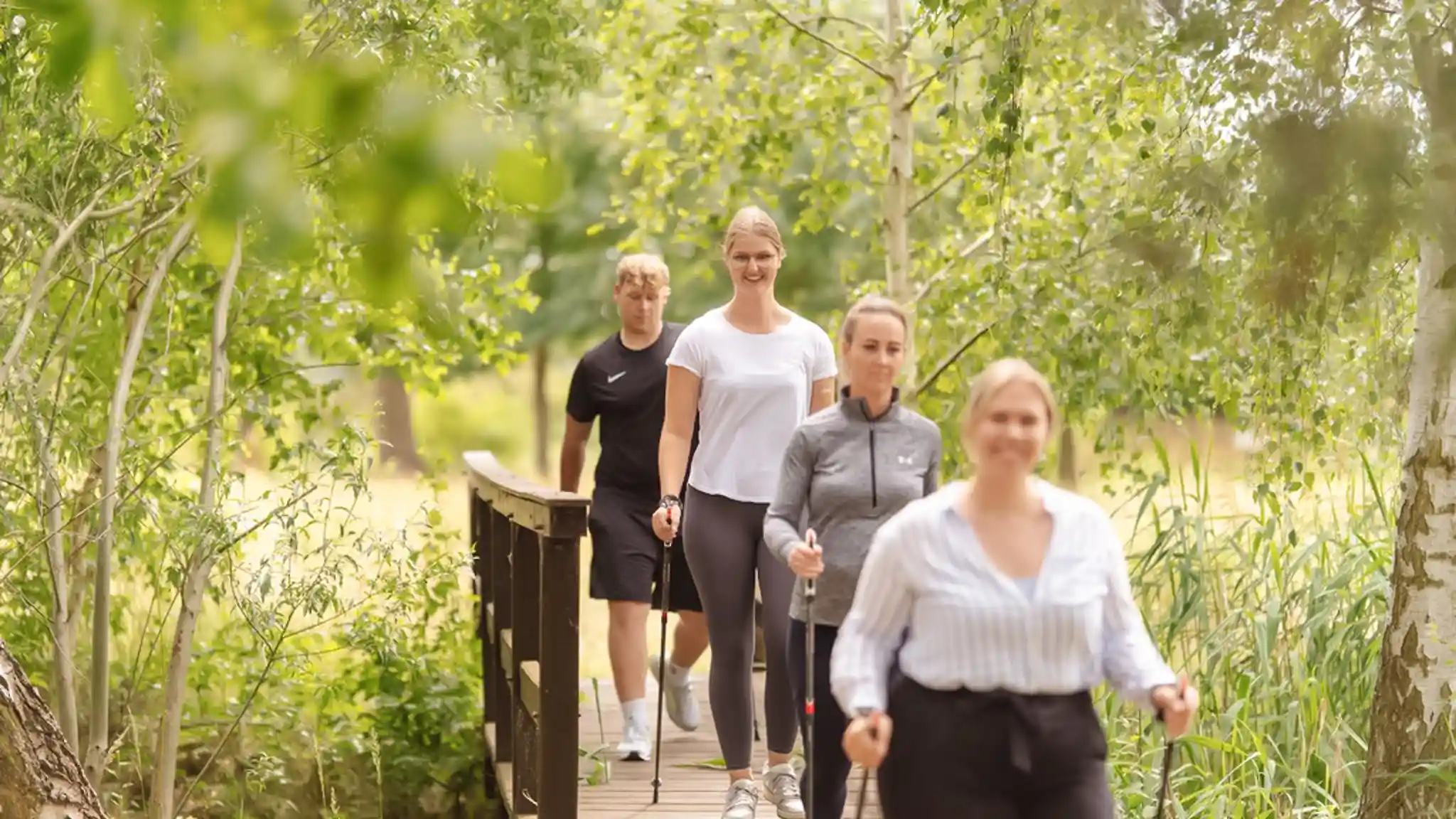Patienten beim Nordic Walking im Wald