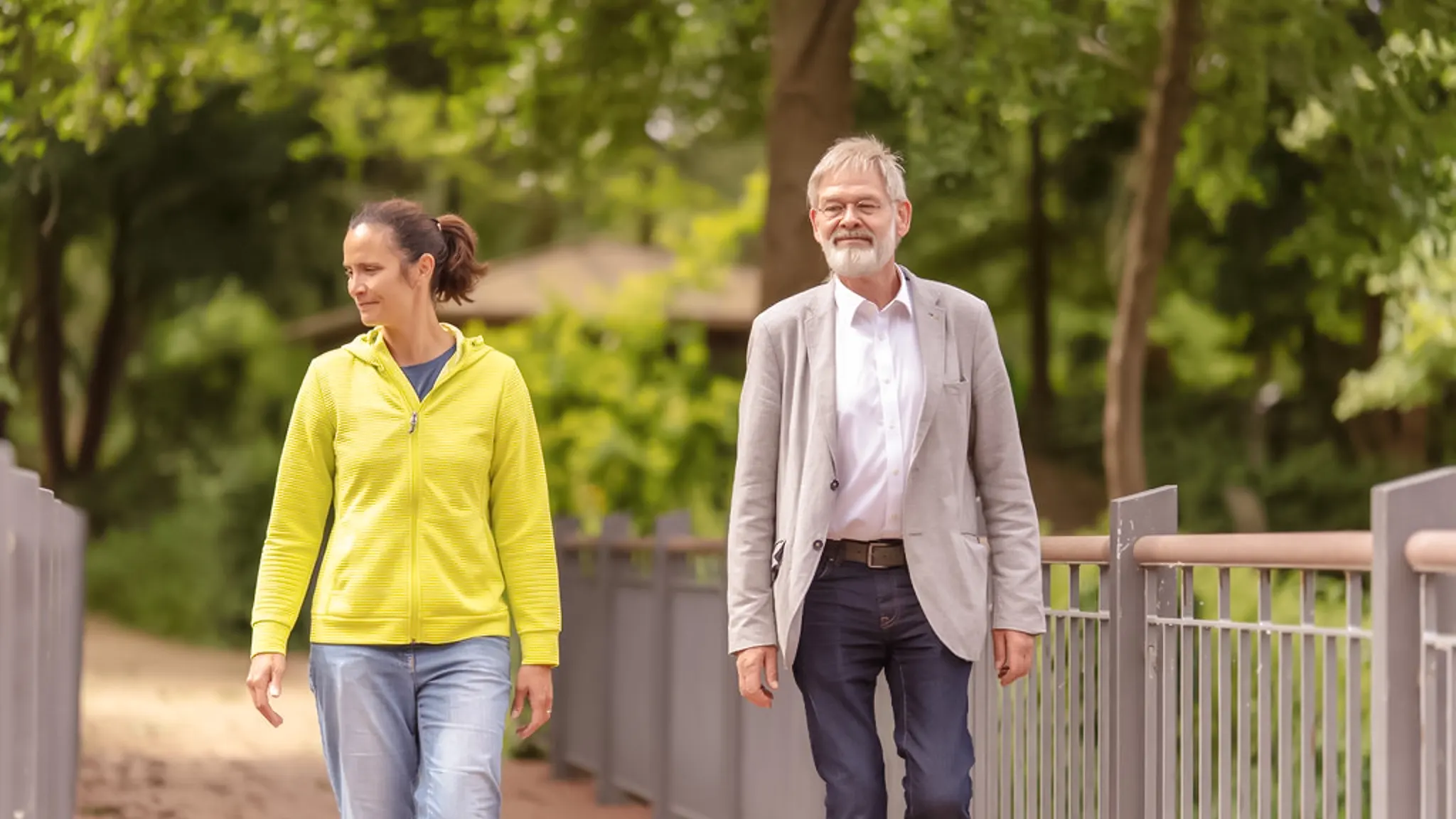 Dr. med. Eberhardt Böhme spaziert neben seiner Patientin