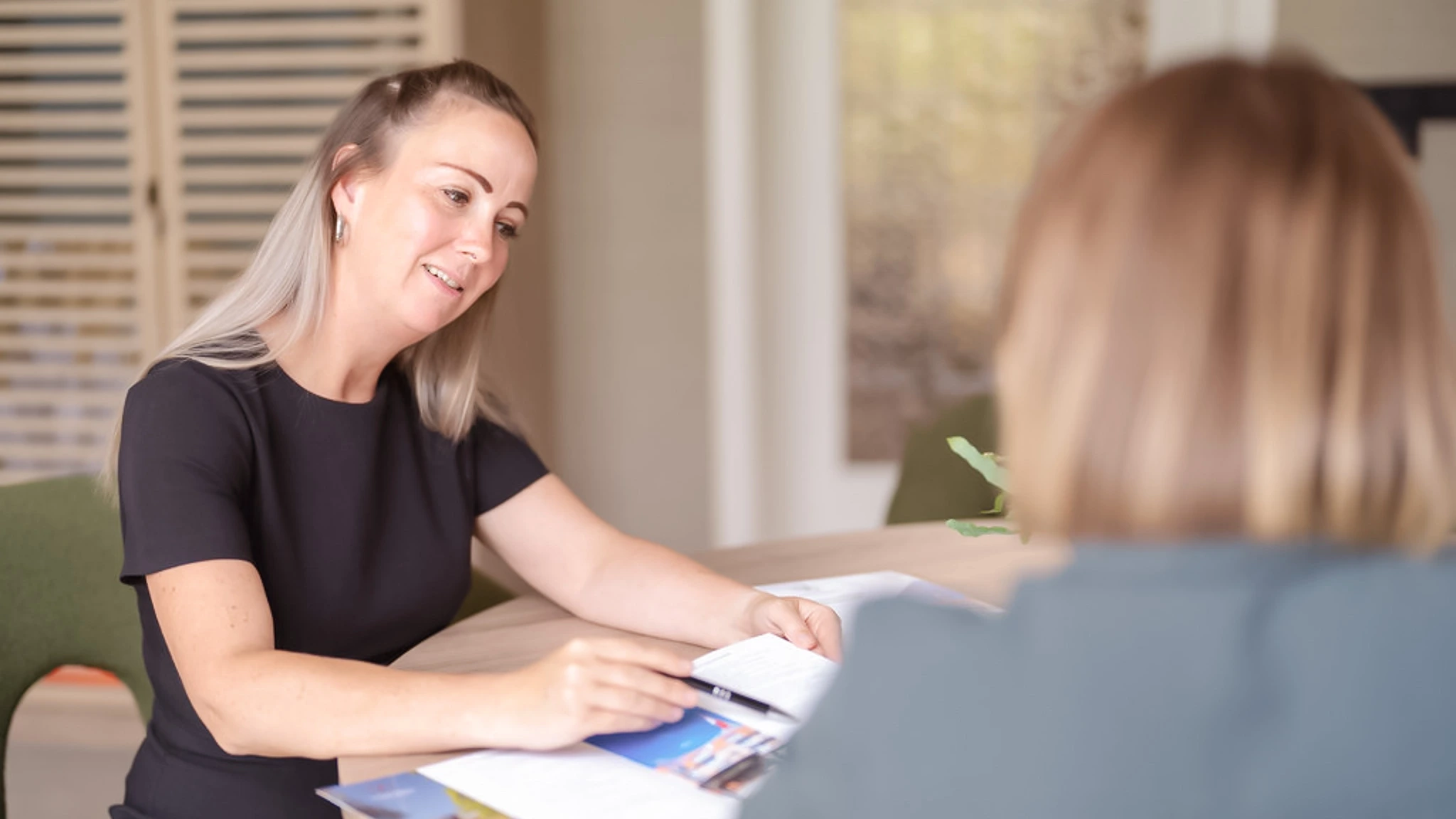 Eine Patientenmanagerin gibt einer neuen Patientin eine Einührung.