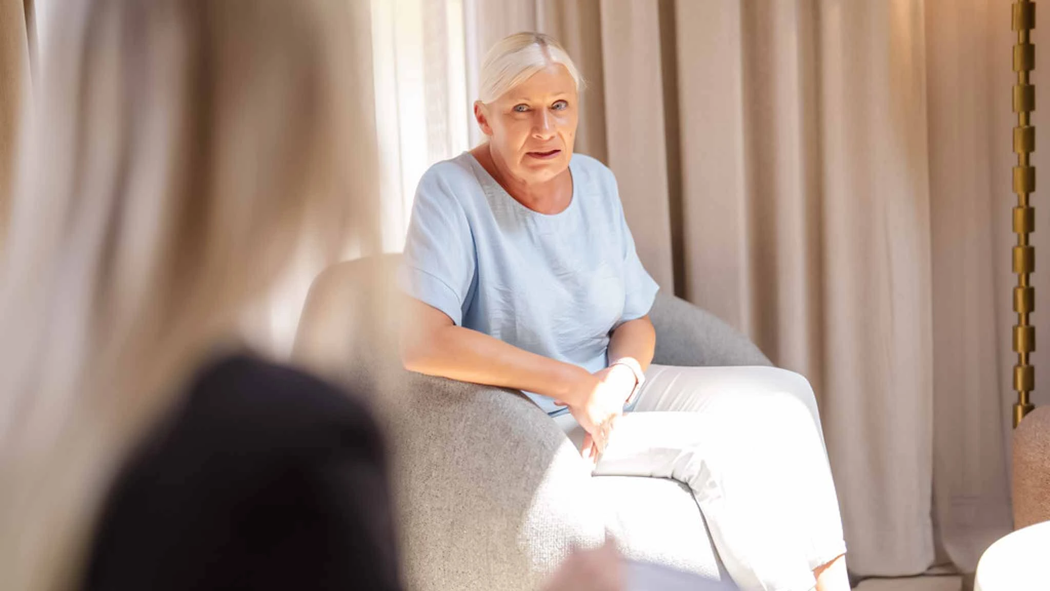 Eine Patientin in den Wechseljahren mit Depressionen sitzt in einem Therapiegespräch mit einer sychotherapeutin