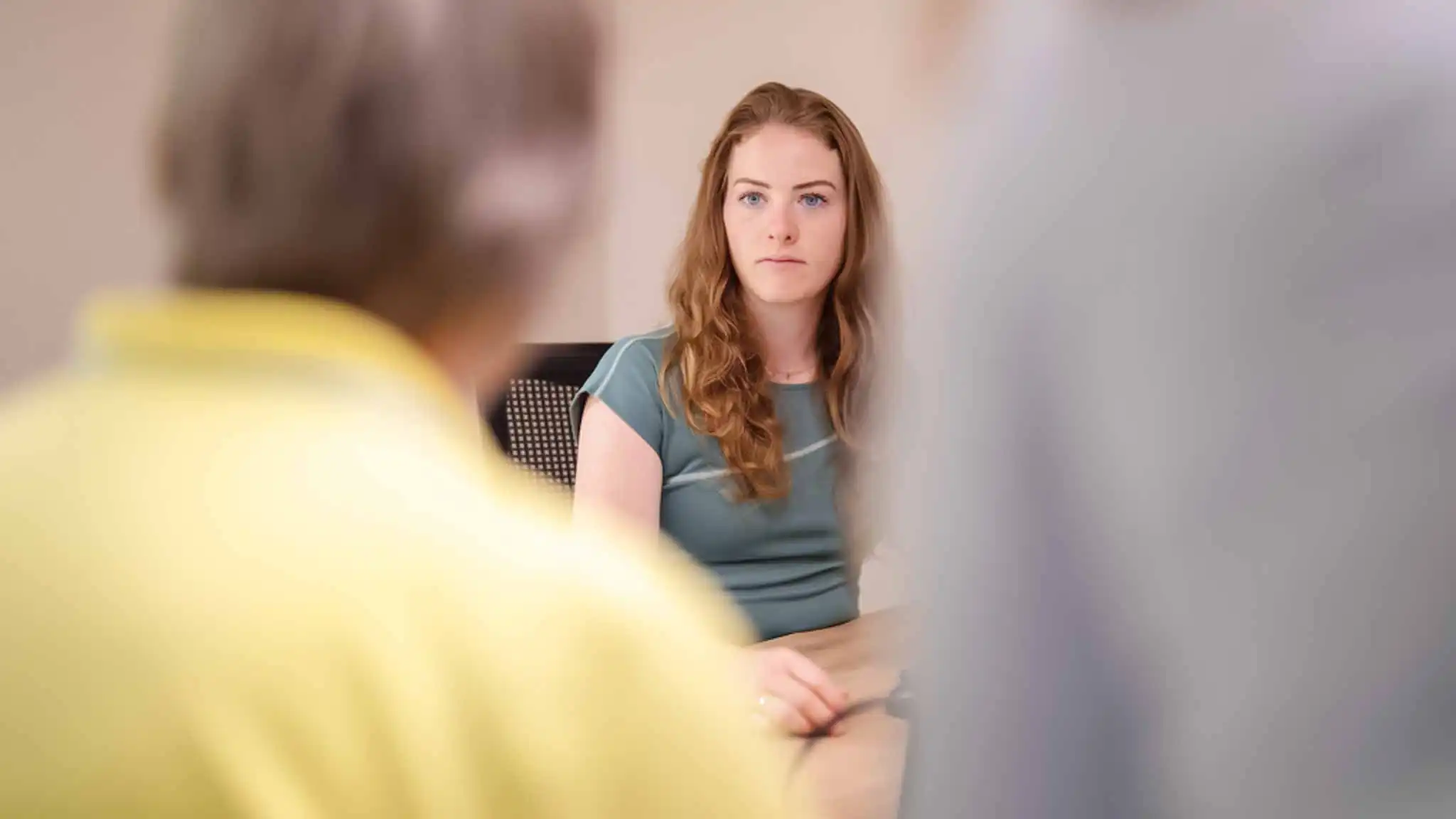 Eine Frau mit postpartaler Depression sitzt einer Mitarbeiterin der Vincera Klinik Spreewald gegenüber.