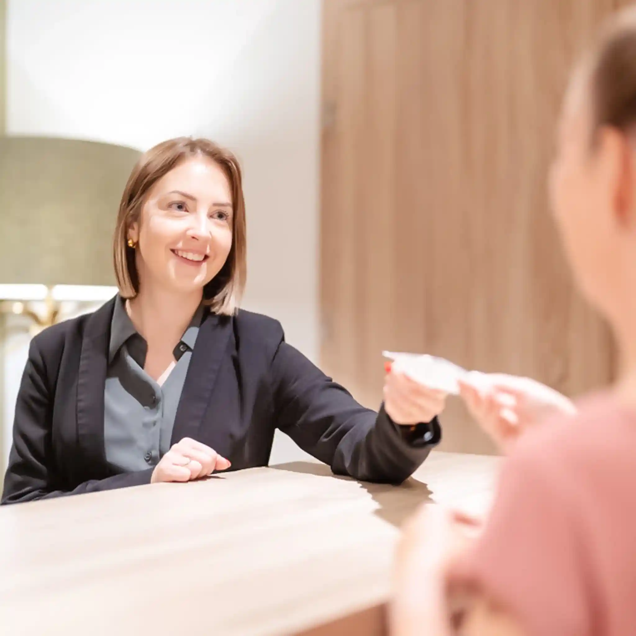 Eine neue Patientin in der Tagesklinik Psychosomatik spricht mit einer Empfangsmitarbeiterin.