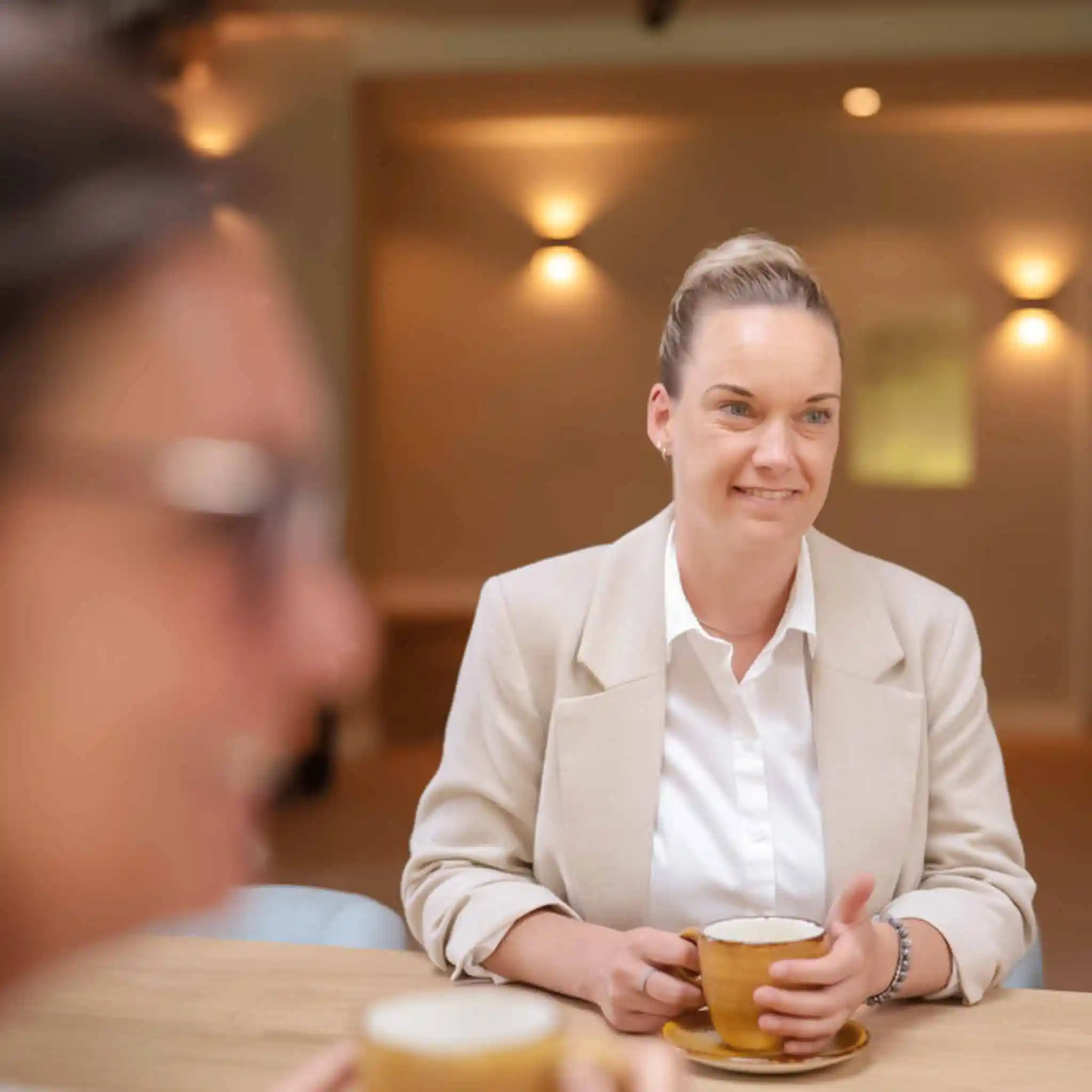 Eine Patientin in der psychiatrischen Tagesklinik beim Kaffee trinken.