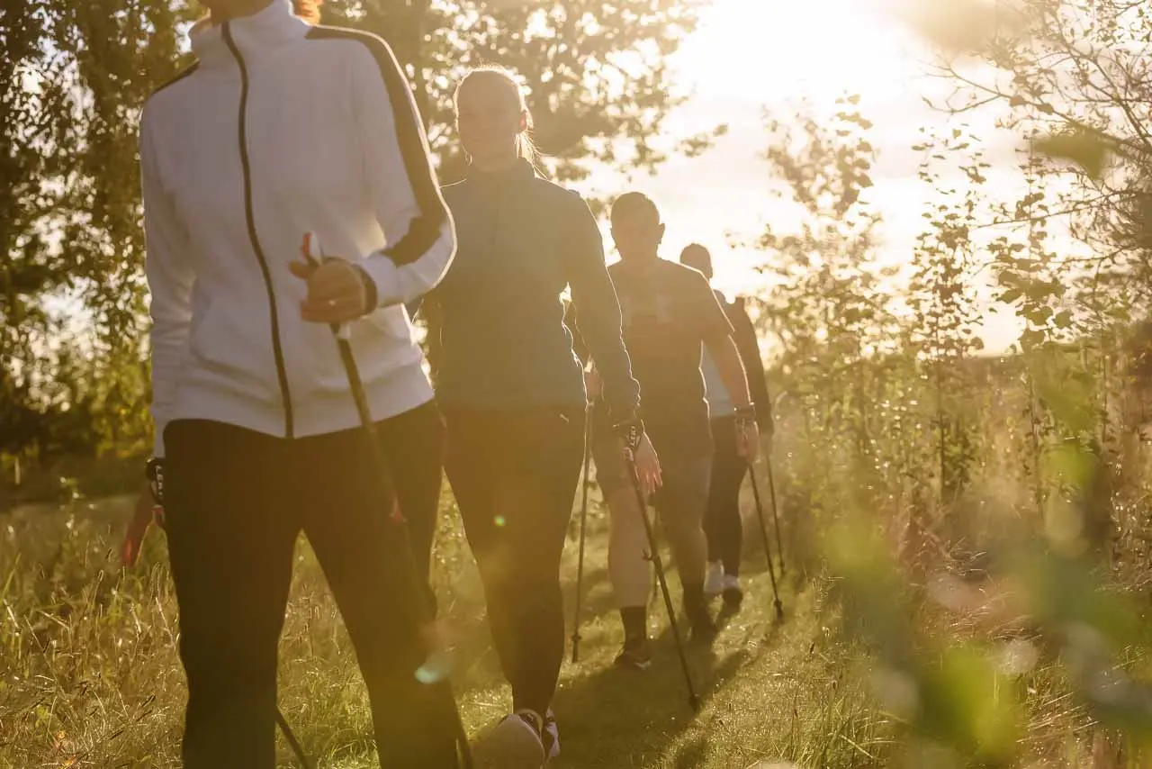 Eine Gruppe Patienten beim gemeinsamen Spaziergang.