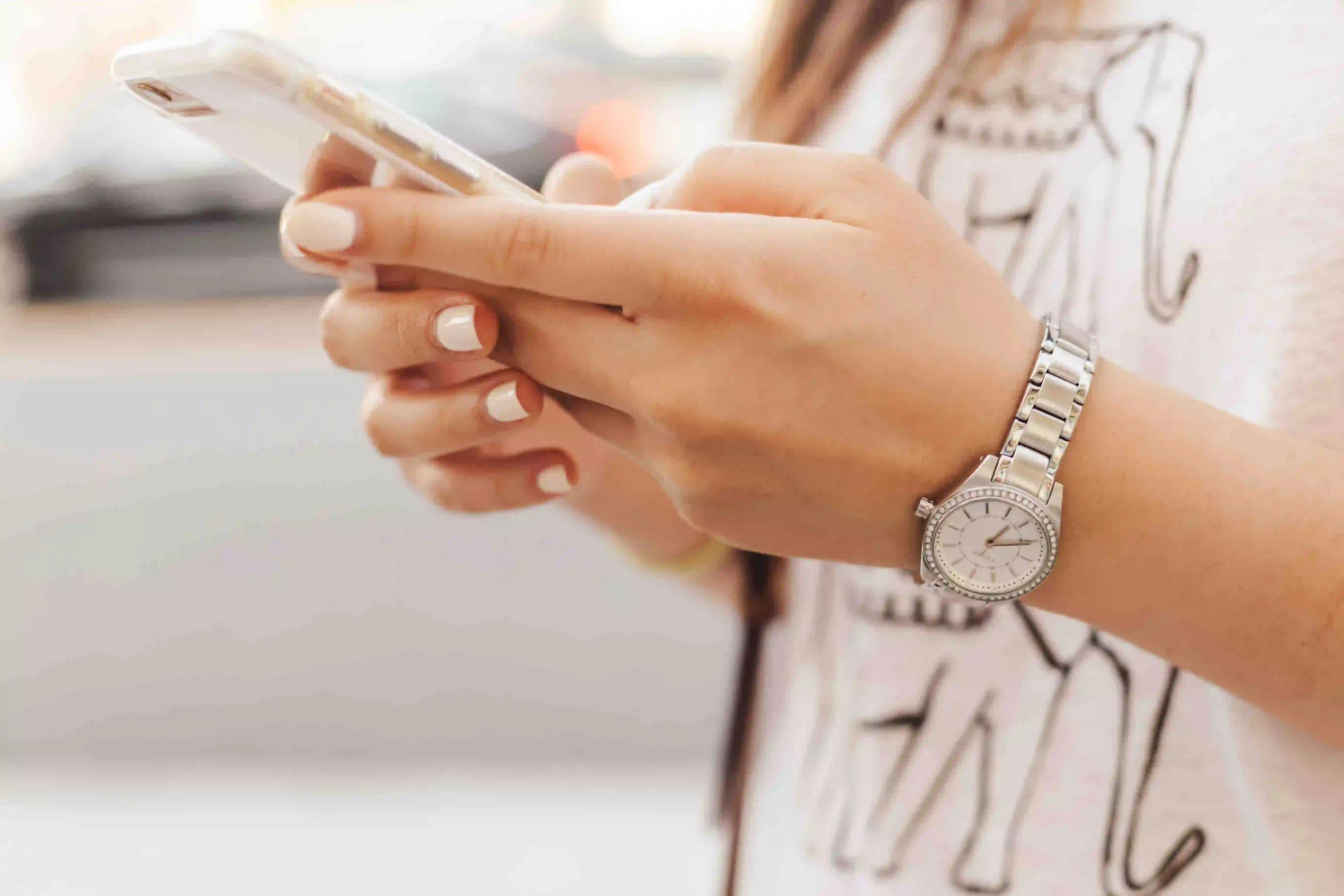Eine Frau tippt auf ihrem Smartphone.