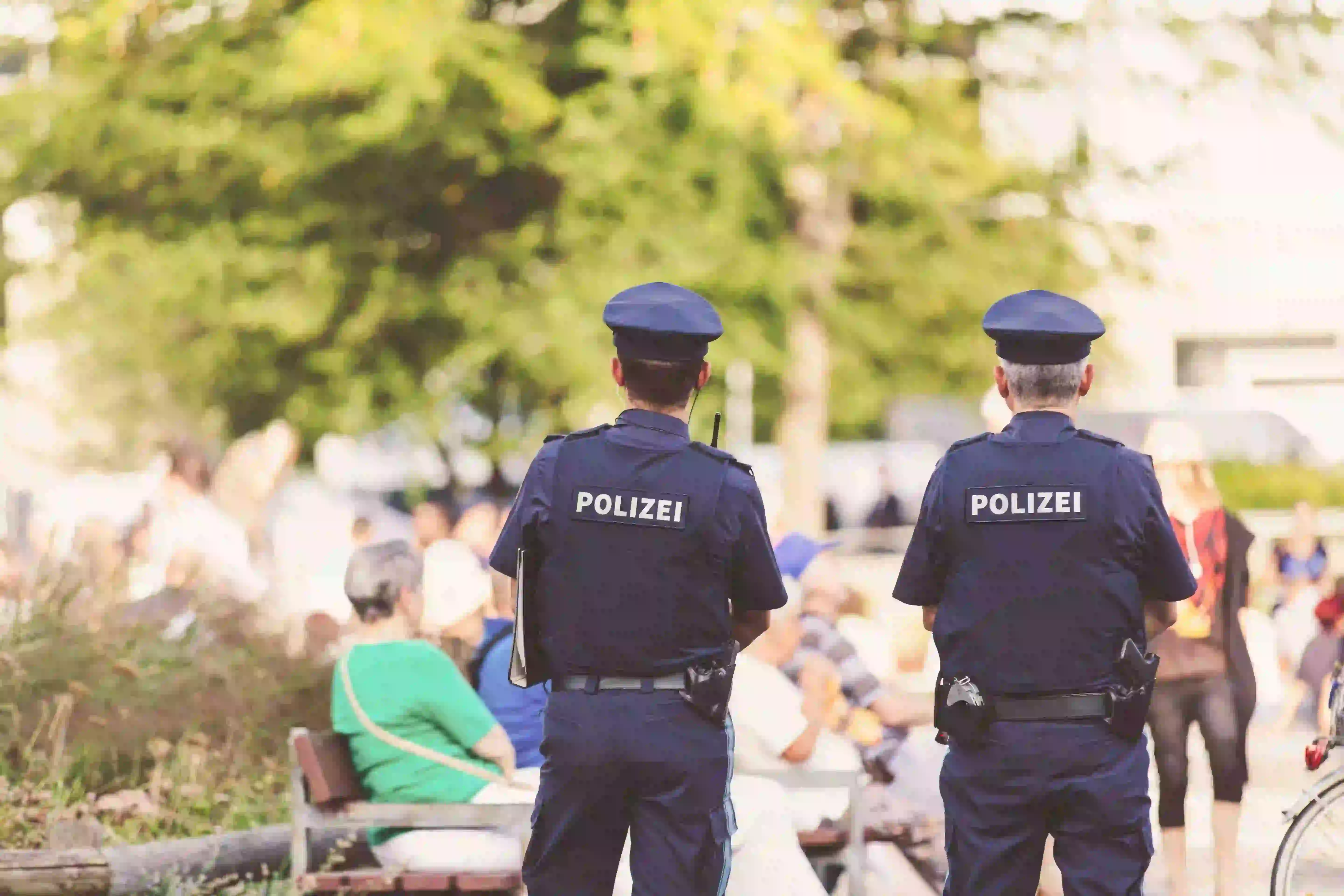 Zwei Polizeibeamte laufen durch die Stadt.